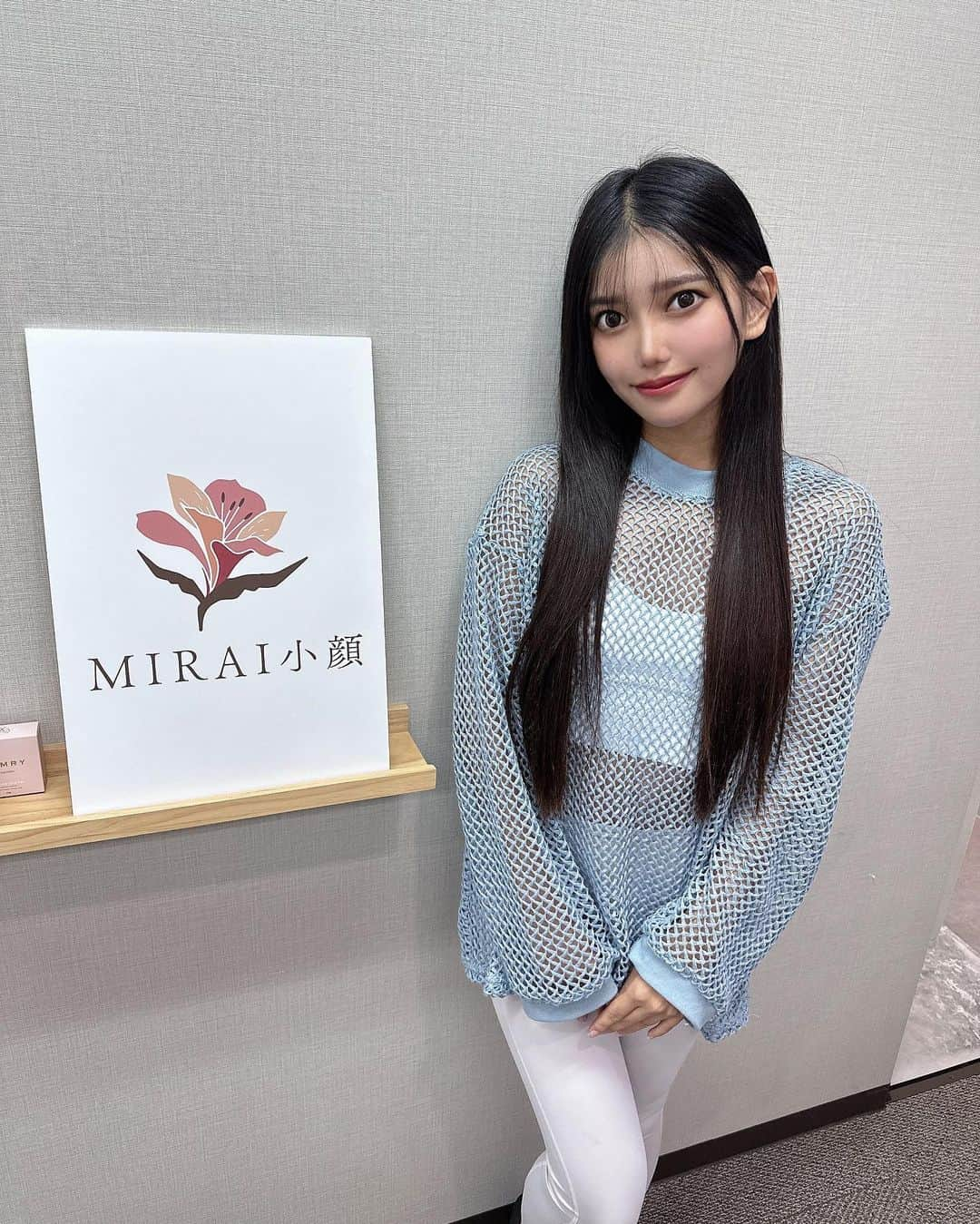 比嘉こころさんのインスタグラム写真 - (比嘉こころInstagram)「久しぶりに MIRAI小顔salonへ💓 @m.kogao_osaka   肩甲骨から上が顔！  筋膜リリースを取り入れて、 姿勢改善にも期待大🔥 小顔サロンなのに 顔だけじゃないから ここが人気のポイント💘  ▪️コラーゲン3%以上配合石鹸 ▪️バイオ薬針入りクリーム ▪️特殊電流美顔器 を取り入れた施術！！  2枚目泡パックしてもらった お写真載せてるよ🥰 小顔になるだけじゃなくて 美肌にもなれてしまう感動😭✨ 友達にも肌調子いいね！ って言われたよ🫶🏻  今NEWオープンキャンペーン中で 私のインスタを見たお客様限定で 『πクリーム×ヒト幹 g細胞パック浸透』 (※通常価格¥5,500) を無料で全員にプレゼント やってー🎁💕💕  体験90分が1,000円で行けちゃう！！ こんなお得なことってなかなかない！  "比嘉インスタを見ました" とご予約の際のご要望欄にご入力でOKだそう👌💕  騙されたと思って行ってみて！！ ほんとに良い🙆‍♀️  #小顔 #小顔矯正  #小顔マッサージ  #肩甲骨 #肩甲骨はがし  #肩甲骨ストレッチ  #肩甲骨から上が顔 #筋膜リリース #小顔サロン #泡パック #美肌 #エステ #整体 #グラビア #ポートレート #ボディメイク #ビキニ」11月9日 19時47分 - cocolo_hika