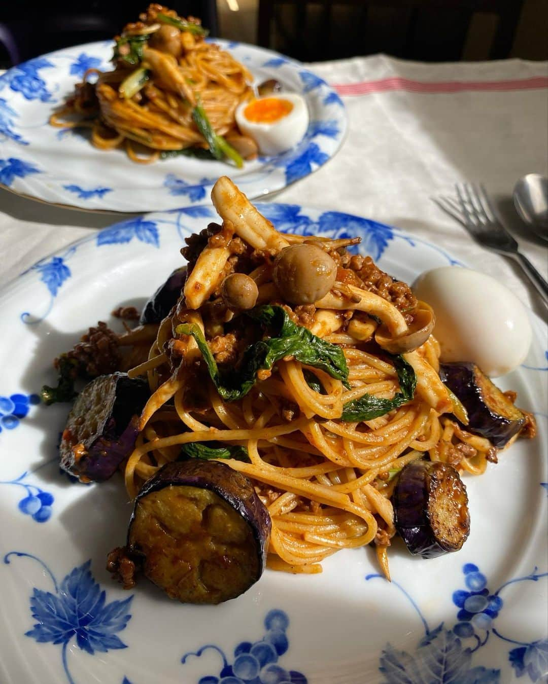 北澤 宏美さんのインスタグラム写真 - (北澤 宏美Instagram)「🍅🥕🥬🥦 お昼はパスタ🍝 子どもと一緒に食べられるメニューが多いために時折、野菜不足が頭をよぎる。。🌀 意識して摂るようにはしているけど おそらく1日に必要な野菜は足りていないのではないかな。。  同じように思っている方や毎日が忙しい全ての人に！ そして野菜が苦手なお子様（うちの娘👧🏻）に  『㈱伊藤園　ささっと1秒マシマシ野菜』 をご紹介させていただきたい🥹💕  不足しがちな野菜を 普段の食事にさっとかけるだけで 野菜不足を食事とともに手軽に補える 新しいスタイルの粉末野菜  スティックタイプなので持ち運べるし 長期の保存も可能✨  離乳食で野菜を細かく刻んだりする大変な時期でも、その手間が省けるのでよさそう◎  野菜不足と感じていながら何事にも効率を求めている方 野菜をきちんと摂れていないことに 気持ち的にもモヤモヤ罪悪感を感じている方  是非試してみてください🤍 うちは長女が偏食なので助かってます😊  ＿＿＿＿＿＿＿＿＿＿＿＿＿＿＿＿＿＿＿＿ 🍅🥕トマト＆にんじん 1食分の野菜：120g分使用  🥦🥬ブロッコリー・ほうれん草・小松菜 3種の緑色野菜1食分：70g分使用 ＿＿＿＿＿＿＿＿＿＿＿＿＿＿＿＿＿＿＿＿  @vegefruits_itoen #ささっと1秒マシマシ野菜 #マシマシ野菜 #食パ #タイパ #伊藤園 #PR」11月9日 19時49分 - romihy58