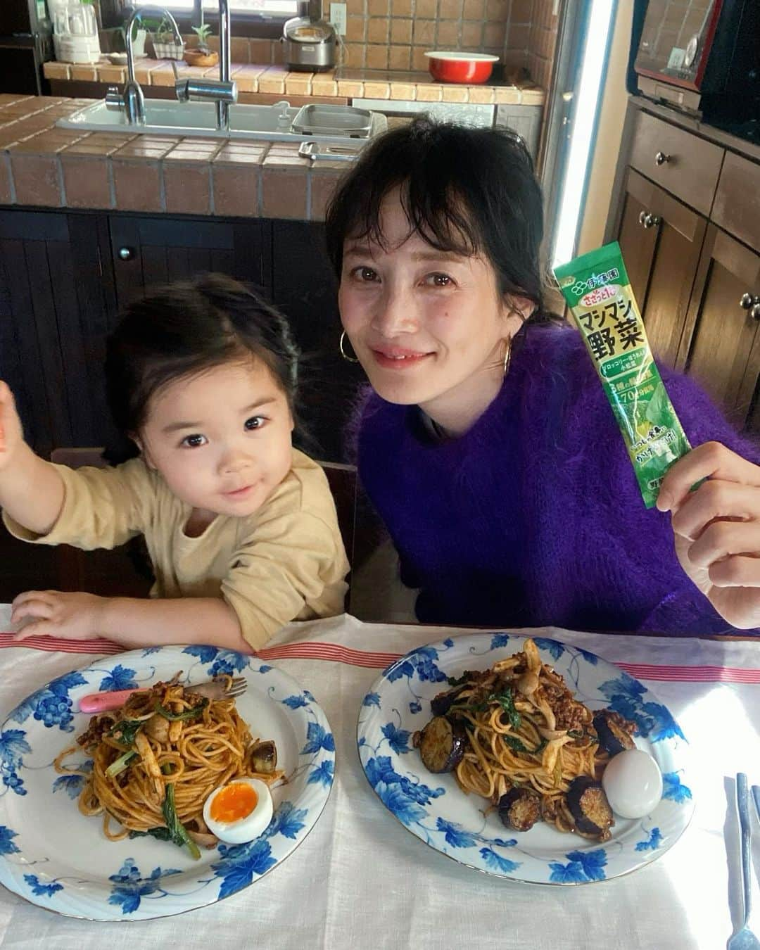 北澤 宏美さんのインスタグラム写真 - (北澤 宏美Instagram)「🍅🥕🥬🥦 お昼はパスタ🍝 子どもと一緒に食べられるメニューが多いために時折、野菜不足が頭をよぎる。。🌀 意識して摂るようにはしているけど おそらく1日に必要な野菜は足りていないのではないかな。。  同じように思っている方や毎日が忙しい全ての人に！ そして野菜が苦手なお子様（うちの娘👧🏻）に  『㈱伊藤園　ささっと1秒マシマシ野菜』 をご紹介させていただきたい🥹💕  不足しがちな野菜を 普段の食事にさっとかけるだけで 野菜不足を食事とともに手軽に補える 新しいスタイルの粉末野菜  スティックタイプなので持ち運べるし 長期の保存も可能✨  離乳食で野菜を細かく刻んだりする大変な時期でも、その手間が省けるのでよさそう◎  野菜不足と感じていながら何事にも効率を求めている方 野菜をきちんと摂れていないことに 気持ち的にもモヤモヤ罪悪感を感じている方  是非試してみてください🤍 うちは長女が偏食なので助かってます😊  ＿＿＿＿＿＿＿＿＿＿＿＿＿＿＿＿＿＿＿＿ 🍅🥕トマト＆にんじん 1食分の野菜：120g分使用  🥦🥬ブロッコリー・ほうれん草・小松菜 3種の緑色野菜1食分：70g分使用 ＿＿＿＿＿＿＿＿＿＿＿＿＿＿＿＿＿＿＿＿  @vegefruits_itoen #ささっと1秒マシマシ野菜 #マシマシ野菜 #食パ #タイパ #伊藤園 #PR」11月9日 19時49分 - romihy58