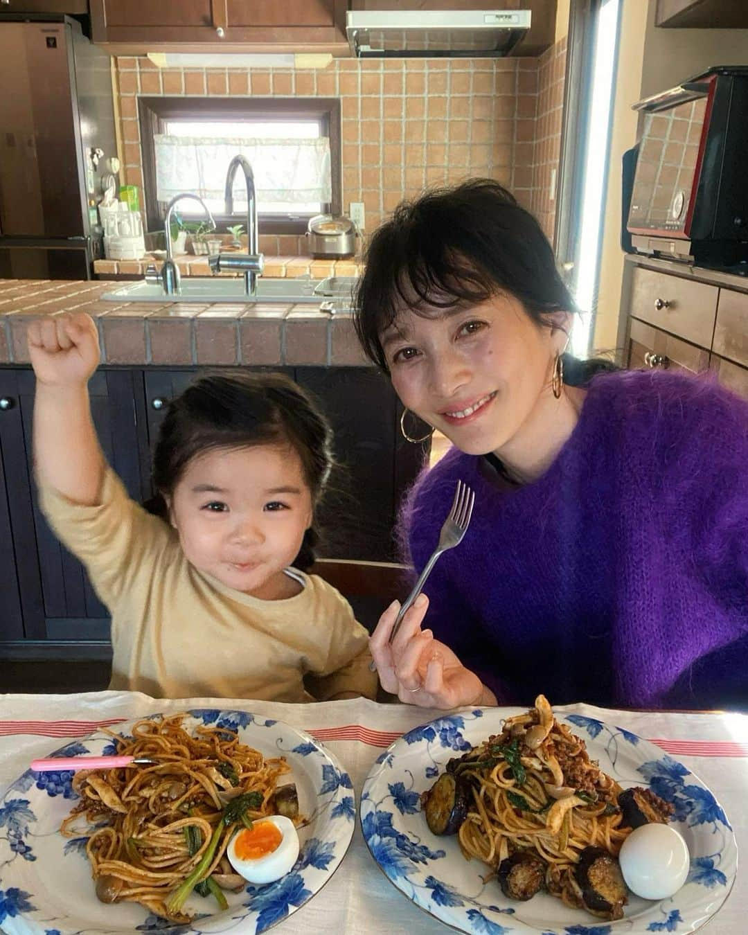 北澤 宏美さんのインスタグラム写真 - (北澤 宏美Instagram)「🍅🥕🥬🥦 お昼はパスタ🍝 子どもと一緒に食べられるメニューが多いために時折、野菜不足が頭をよぎる。。🌀 意識して摂るようにはしているけど おそらく1日に必要な野菜は足りていないのではないかな。。  同じように思っている方や毎日が忙しい全ての人に！ そして野菜が苦手なお子様（うちの娘👧🏻）に  『㈱伊藤園　ささっと1秒マシマシ野菜』 をご紹介させていただきたい🥹💕  不足しがちな野菜を 普段の食事にさっとかけるだけで 野菜不足を食事とともに手軽に補える 新しいスタイルの粉末野菜  スティックタイプなので持ち運べるし 長期の保存も可能✨  離乳食で野菜を細かく刻んだりする大変な時期でも、その手間が省けるのでよさそう◎  野菜不足と感じていながら何事にも効率を求めている方 野菜をきちんと摂れていないことに 気持ち的にもモヤモヤ罪悪感を感じている方  是非試してみてください🤍 うちは長女が偏食なので助かってます😊  ＿＿＿＿＿＿＿＿＿＿＿＿＿＿＿＿＿＿＿＿ 🍅🥕トマト＆にんじん 1食分の野菜：120g分使用  🥦🥬ブロッコリー・ほうれん草・小松菜 3種の緑色野菜1食分：70g分使用 ＿＿＿＿＿＿＿＿＿＿＿＿＿＿＿＿＿＿＿＿  @vegefruits_itoen #ささっと1秒マシマシ野菜 #マシマシ野菜 #食パ #タイパ #伊藤園 #PR」11月9日 19時49分 - romihy58