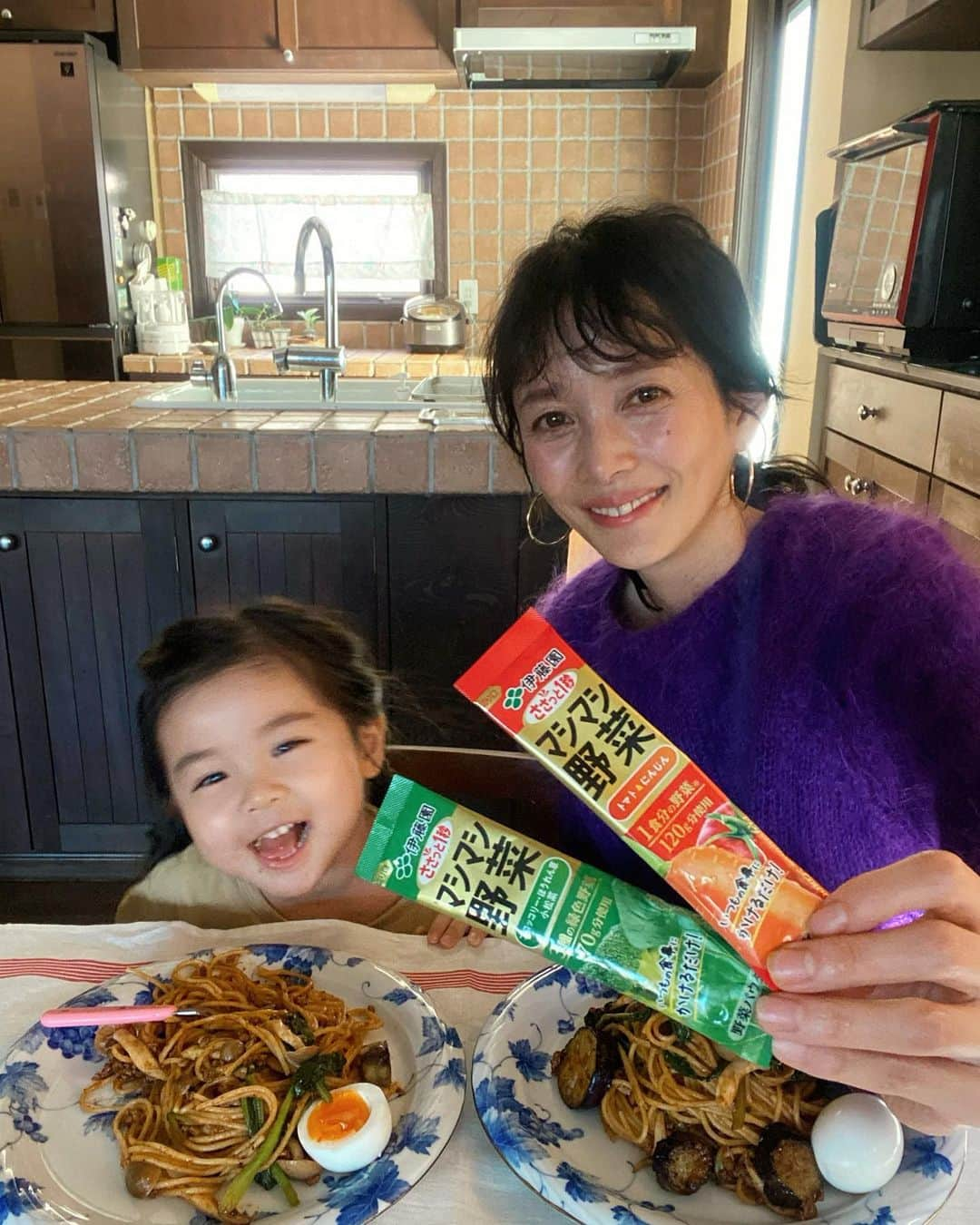 北澤 宏美のインスタグラム：「🍅🥕🥬🥦 お昼はパスタ🍝 子どもと一緒に食べられるメニューが多いために時折、野菜不足が頭をよぎる。。🌀 意識して摂るようにはしているけど おそらく1日に必要な野菜は足りていないのではないかな。。  同じように思っている方や毎日が忙しい全ての人に！ そして野菜が苦手なお子様（うちの娘👧🏻）に  『㈱伊藤園　ささっと1秒マシマシ野菜』 をご紹介させていただきたい🥹💕  不足しがちな野菜を 普段の食事にさっとかけるだけで 野菜不足を食事とともに手軽に補える 新しいスタイルの粉末野菜  スティックタイプなので持ち運べるし 長期の保存も可能✨  離乳食で野菜を細かく刻んだりする大変な時期でも、その手間が省けるのでよさそう◎  野菜不足と感じていながら何事にも効率を求めている方 野菜をきちんと摂れていないことに 気持ち的にもモヤモヤ罪悪感を感じている方  是非試してみてください🤍 うちは長女が偏食なので助かってます😊  ＿＿＿＿＿＿＿＿＿＿＿＿＿＿＿＿＿＿＿＿ 🍅🥕トマト＆にんじん 1食分の野菜：120g分使用  🥦🥬ブロッコリー・ほうれん草・小松菜 3種の緑色野菜1食分：70g分使用 ＿＿＿＿＿＿＿＿＿＿＿＿＿＿＿＿＿＿＿＿  @vegefruits_itoen #ささっと1秒マシマシ野菜 #マシマシ野菜 #食パ #タイパ #伊藤園 #PR」