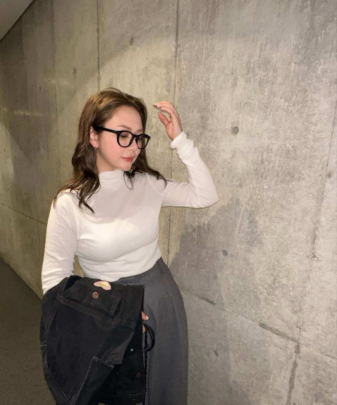 村重杏奈さんのインスタグラム写真 - (村重杏奈Instagram)「いい女はバックが小さいと言い始めたのは どこのどいつですか？ 鵜呑みにして今年は小さいバックばっかり買ってやりましたよ。そしたら何もはいんねぇ！！！！！！！！！！ いろんなものがはみ出ていい女から遠ざかりすぎてる！！！！！くそ！！！！話と違うじゃないか！！！！！！！」11月9日 19時49分 - hktanna4848