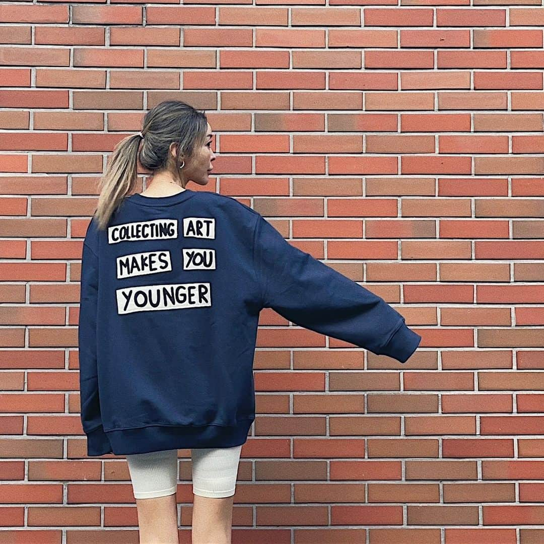 marikoのインスタグラム：「▶︎ Back Design Sweat  コンパクトに買うかオーバーサイズを買うか 迷ったけどデザイン的にオーバーサイズを 選んでみた🔵 ネイビー×ホワイトは好きなカラー  sweat… #ZARA   #オーバーサイズコーデ#オーバーサイズスウェット  #スウェットコーデ#zaraコーデ#ザラコーデ」