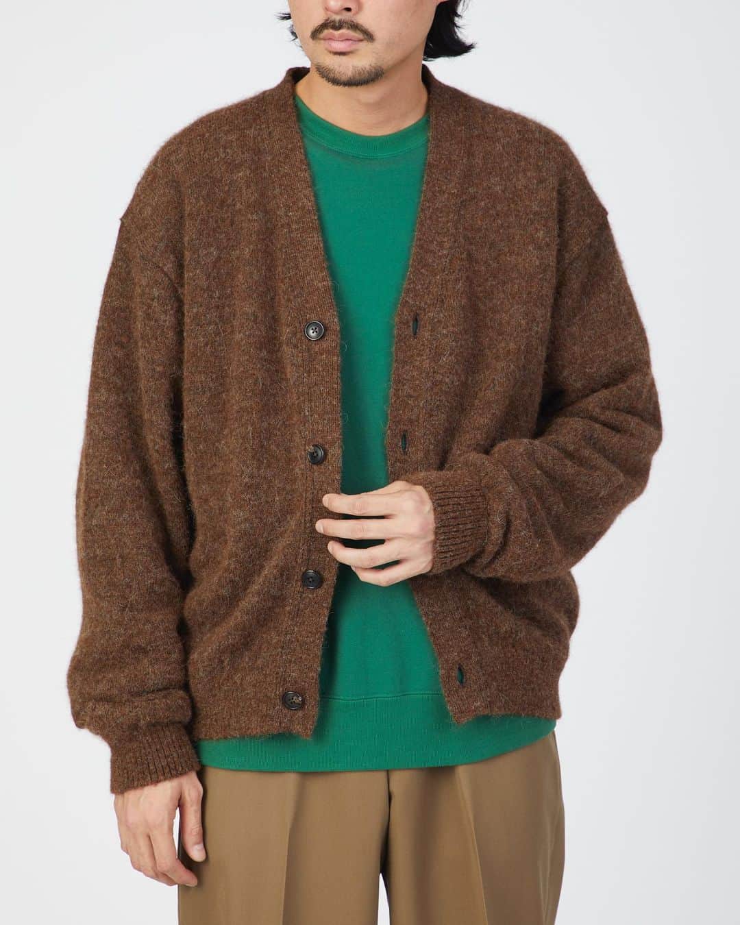 UNITED ARROWS & SONSのインスタグラム：「【Info】 ＜UNITED ARROWS & SONS ＞ALPACA KNIT CARDIGANを11月10日(金)に発売いたします。  アルパカ、ナイロン素材を使用したカーディガンが登場。アルパカ素材の特徴である滑らかな手触りで風合いある仕上がりに。ゆったりとしたサイズ感と着丈短めのシルエットも特徴的です。  ALPACA KNIT CARDIGAN ¥35,200-  #UnitedArrowsAndSons #unitedarrows」