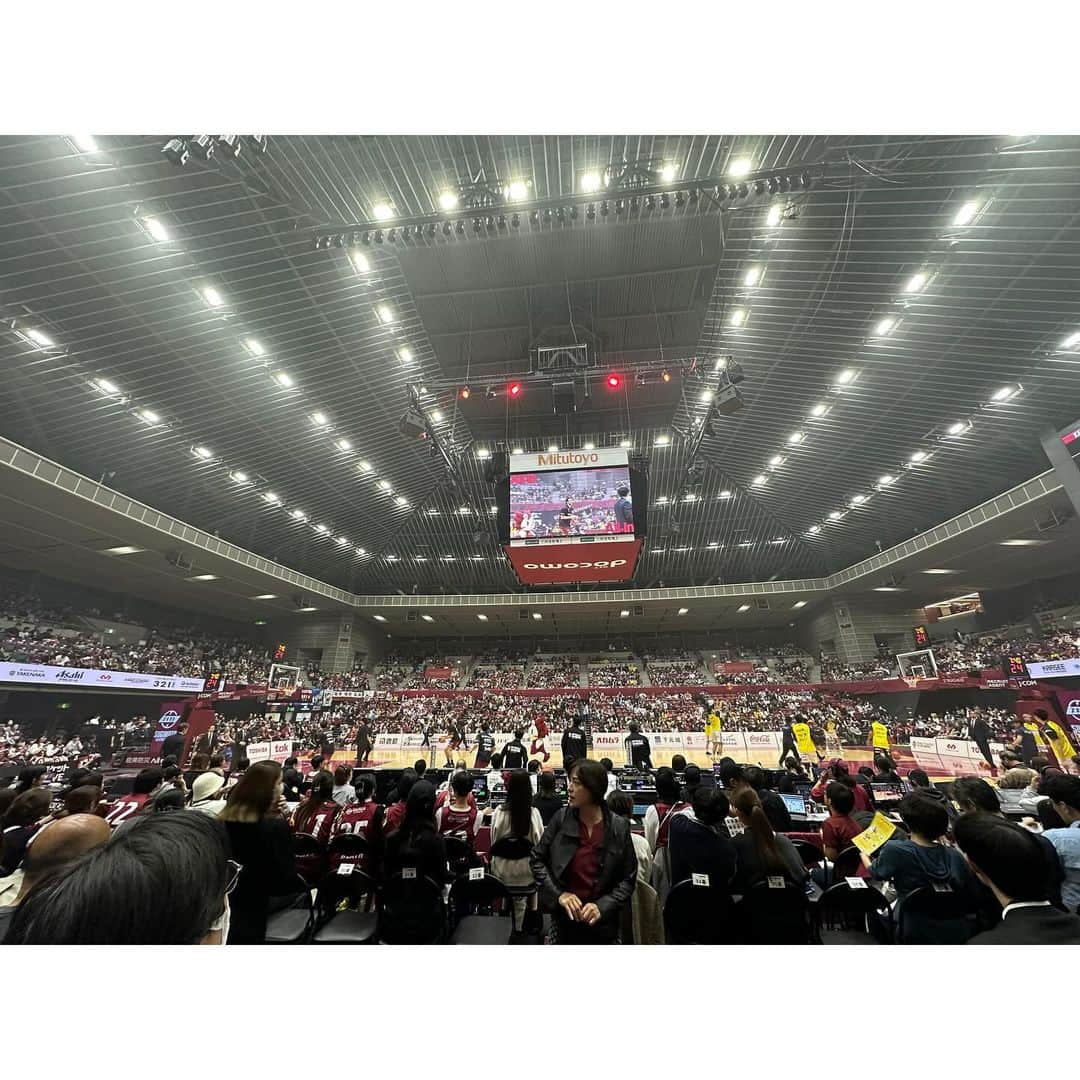 神戸麻衣さんのインスタグラム写真 - (神戸麻衣Instagram)「Bリーグ🏀 ツジツマシアワセ☺︎🍴冠ゲーム⛹️‍♂️ 川崎ブレイブサンダースvs信州ブレイブウォリアーズ  今シーズン初の川崎ブレイブサンダース⚡️ この日の試合は、川崎が前半から怒涛の3P🏀⚡️ 納見選手や増田選手などセカンドユニットがプレータイムも多く、チームを引っ張って大活躍👏✨ 能見選手、増田選手、野崎選手は、ツジツマシアワセプロジェクトのキービジュアルにもなっている選手たちで 野崎選手は、流れを呼ぶ3P決定率でMVPにも選ばれました☺️🎖️  1試合を通して川崎は、3P15本(46.9%)とかなり好調🙌  ナイスゲームでした🏀♪  個人的には、開幕からウィンブッシュ選手が見たかったので良い1on1が見られて良かった☺️✨  #basketball #バスケットボール #bリーグ #川崎ブレイブサンダース  #司会 #mc #モデル #model #リポーター #ナレーター #reporter #ナレーション #スポーツmc  #イベント #イベントmc #神戸麻衣」11月9日 19時50分 - mai_g916