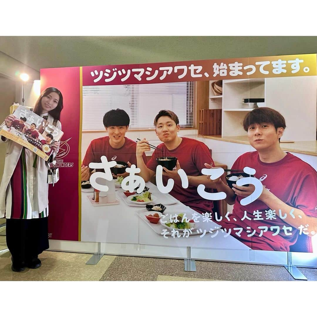 神戸麻衣さんのインスタグラム写真 - (神戸麻衣Instagram)「Bリーグ🏀 ツジツマシアワセ☺︎🍴冠ゲーム⛹️‍♂️ 川崎ブレイブサンダースvs信州ブレイブウォリアーズ  今シーズン初の川崎ブレイブサンダース⚡️ この日の試合は、川崎が前半から怒涛の3P🏀⚡️ 納見選手や増田選手などセカンドユニットがプレータイムも多く、チームを引っ張って大活躍👏✨ 能見選手、増田選手、野崎選手は、ツジツマシアワセプロジェクトのキービジュアルにもなっている選手たちで 野崎選手は、流れを呼ぶ3P決定率でMVPにも選ばれました☺️🎖️  1試合を通して川崎は、3P15本(46.9%)とかなり好調🙌  ナイスゲームでした🏀♪  個人的には、開幕からウィンブッシュ選手が見たかったので良い1on1が見られて良かった☺️✨  #basketball #バスケットボール #bリーグ #川崎ブレイブサンダース  #司会 #mc #モデル #model #リポーター #ナレーター #reporter #ナレーション #スポーツmc  #イベント #イベントmc #神戸麻衣」11月9日 19時50分 - mai_g916