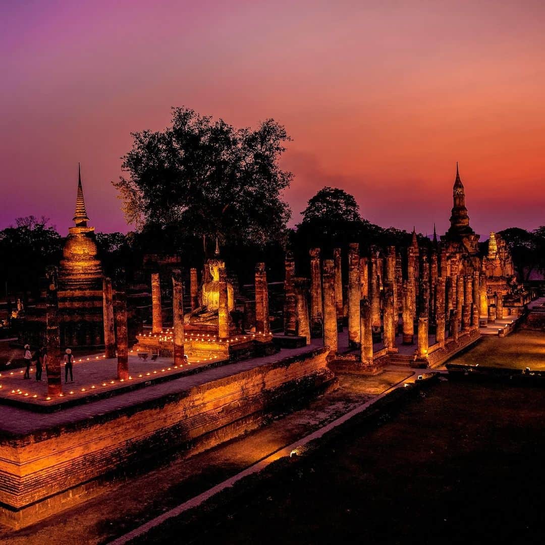 タイ国政府観光庁さんのインスタグラム写真 - (タイ国政府観光庁Instagram)「灯籠（クラトン）を川に流す、タイの人々の間で古くから続いている風習「ロイクラトン」🙏🕯️  神への信仰や人と川の深い関わりを現し、「水の祭典」とも呼ばれているこのお祭り、スコータイが発祥の地なんです💧🫧  スコータイではスコータイ歴史公園内ワット・マハタートにて「スコータイ・ロイクラトン＆キャンドル・フェスティバル2023」が開催されます😁  今年は11月18日から27日まで10日間の開催期間中は、早朝の厳かな托鉢の儀式から、クラトンのパレードやコンテストのほか、日暮後にはスコータイ王朝の歴史にまつわる壮大な光と音のミュージカル・ショーが行われます🎇   #ロイクラトン #スコータイ #ライトアップ #thailand #thailandtravel #thailand #thailandtrip #lightup #sukhohai」11月9日 20時00分 - amazingthailandjp
