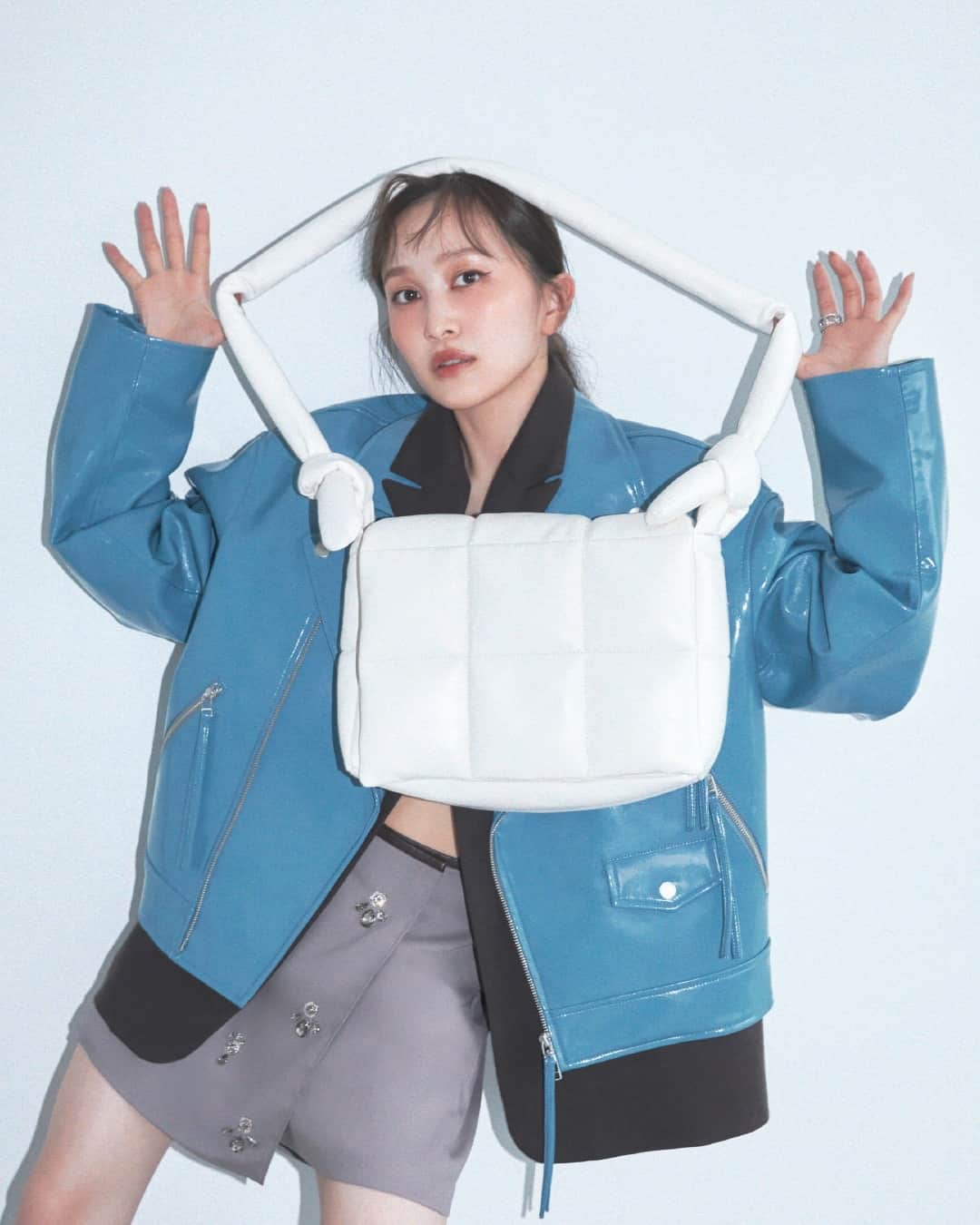 CHARLES & KEITH JAPAN CHARLES & KEITHのインスタグラム：「【WINTER 2023 with @kanakomomota_official】⁠ ふっくらとしたパッフィー素材が愛らしいエリア キルトパッフィークロスボディバッグ ⁠。⁠ クリーミーな白はトレンドのアイシーカラーとの相性抜群。⁠ ⁠ Errya エリア キルトパッフィークロスボディバッグ ⁠ (Article No. CK2-80782290)⁠ ⁠ #CharlesKeithFW23⁠ #チャールズアドキース⁠ @nylonjapan⁠ ⁠ MODEL: KANAKO MOMOTA​⁠ PHOTOGRAPHY: SHOTARO YAMAGOE​⁠ STYLING: HIROMI NAKAMOTO(SIGNO)​⁠ HAIR&MAKEUP: HITOMI MATSUNO​」