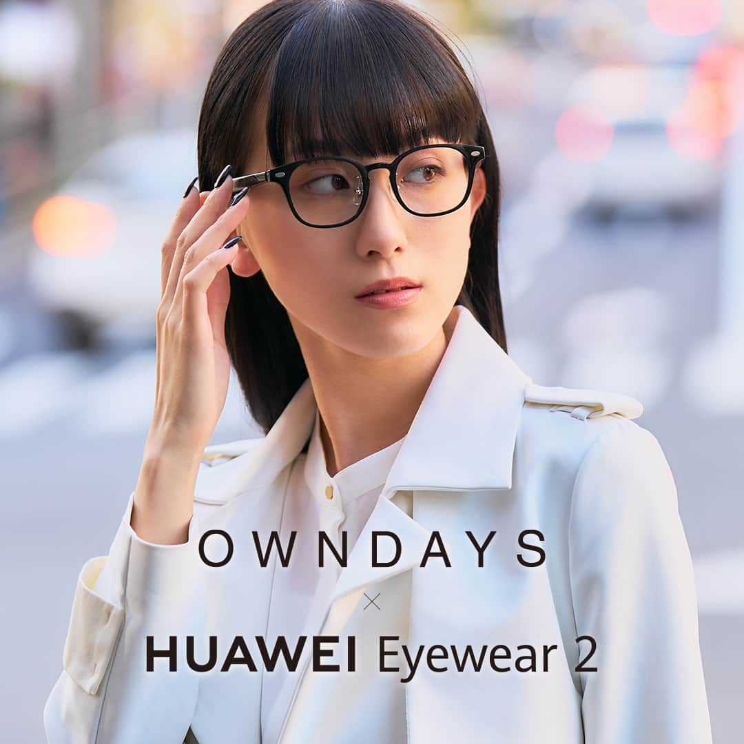 OWNDAYS JPのインスタグラム：「OWNDAYS×HUAWEI Eyewear ２  「耳を塞がないから外でも安全」  音楽を聴いている最中でも、周囲の声や環境音を聞くことができます。周りの音が聞こえずに危険になることもなく、安全にお使いいただけます。 屋内でも、周囲の音を聞きながら迫力のあるサウンド体験ができるため、さまざまなシーンで活躍します。  ＃OWNDAYS ＃聴こえるメガネ」