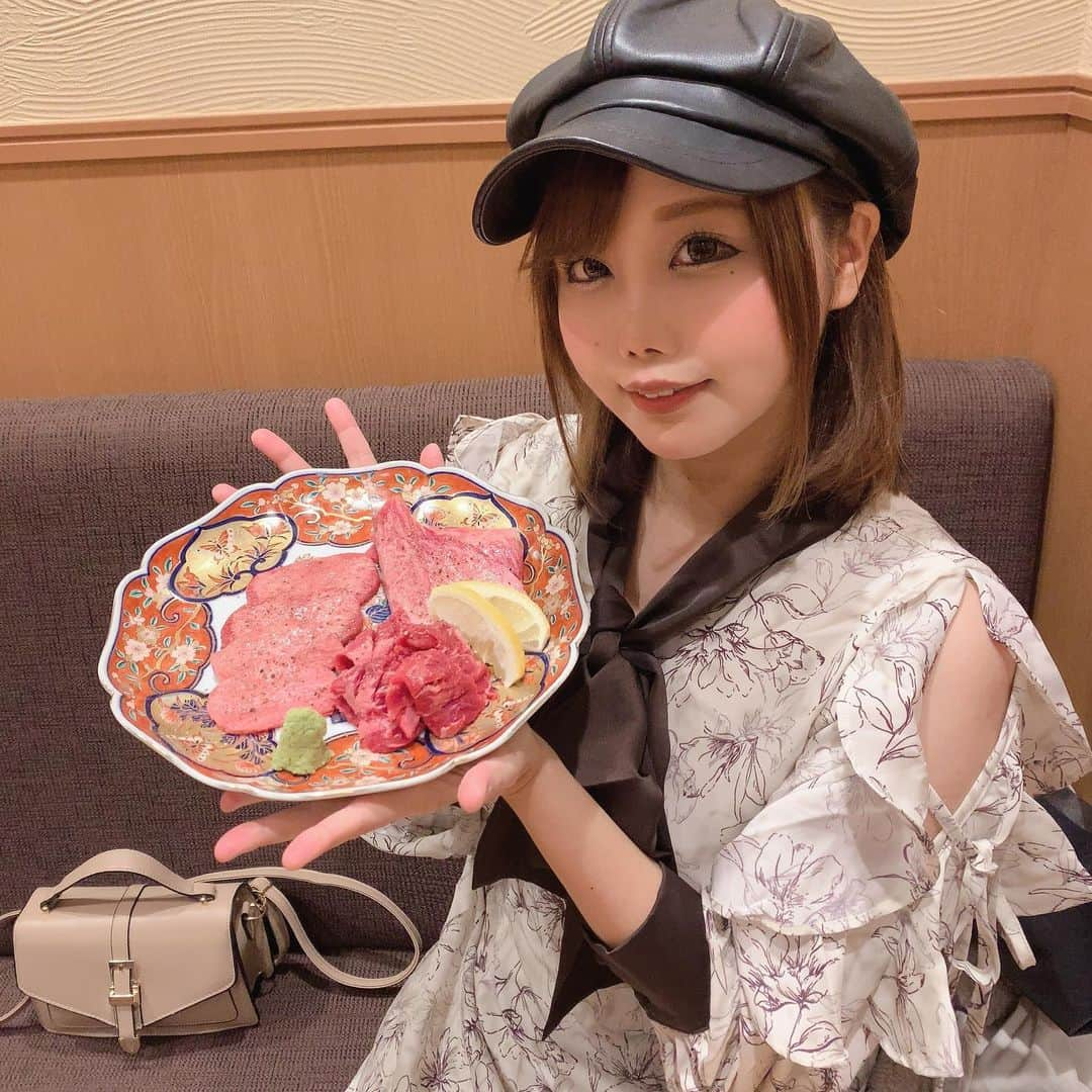 瀬乃ひなたさんのインスタグラム写真 - (瀬乃ひなたInstagram)「高田馬場【神戸焼肉　金虎】 . . 高田馬場駅戸山口から徒歩3分位にある神戸牛の焼肉屋さん🐃 . 1年ちょいぶり位の金虎さんに 今回もPRでお邪魔させてもらいました☀️ . また来たかったから嬉しい🥰✨ . . . 『スタンダード焼肉コース』 . ＊自家製ナムル 6 種盛り合わせ ＊神戸牛 極上ユッケ . ～塩もん～ ＊上 塩タン ＊神戸牛 カルビ ＊神戸牛 ロース . ＊神戸牛出汁 蘭王卵のたまごスープ ＊自家製キムチ 5 種盛り合わせ . ～タレもん～ ＊上 ハラミ ＊神戸牛 カルビ ＊神戸牛 ロース . *みそホルモン3種 . ＊神戸牛出汁 冷麵 ＊自家製杏仁豆腐 . . 13品のコースに白米と飲み物も頼めて 10,000円(税込)だよ🌼 . 大満足なかなりお腹いっぱいになるコースだよ😋 2人で食べて食べきれない位のボリュームだった💖 .  . . 拘って選んでる神戸牛がとっても美味しいし お店も綺麗なのでデートや接待にもオススメ☝️ . . 店員さんが今日仕入れたお肉のランクとかを説明してくれたよ🧐 . . . . . . . . . . . PR @kanetora_kobebeef #高田馬場グルメ #新宿焼肉 #新宿ディナー #新宿デート #飯田橋焼肉 #神戸焼肉金虎 #高田馬場焼肉 #東京焼肉  #にくすたぐらむ 　#焼肉　#毎日焼肉が食べたい人 　#グルメ　#たべすたぐらむ　#ワイのグルメ記録 #牛タン　#ロース　#カルビ　#ホルモン　#冷麺　#ユッケ　#高田馬場　#新宿焼肉　#神戸牛　#ハラミ　#金虎」11月9日 19時52分 - hinapiyosanchi