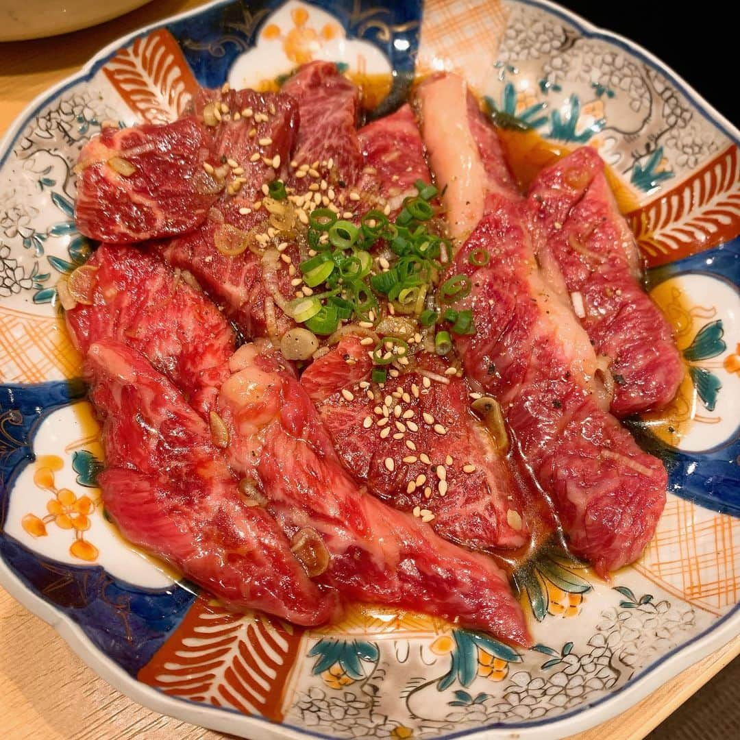 瀬乃ひなたさんのインスタグラム写真 - (瀬乃ひなたInstagram)「高田馬場【神戸焼肉　金虎】 . . 高田馬場駅戸山口から徒歩3分位にある神戸牛の焼肉屋さん🐃 . 1年ちょいぶり位の金虎さんに 今回もPRでお邪魔させてもらいました☀️ . また来たかったから嬉しい🥰✨ . . . 『スタンダード焼肉コース』 . ＊自家製ナムル 6 種盛り合わせ ＊神戸牛 極上ユッケ . ～塩もん～ ＊上 塩タン ＊神戸牛 カルビ ＊神戸牛 ロース . ＊神戸牛出汁 蘭王卵のたまごスープ ＊自家製キムチ 5 種盛り合わせ . ～タレもん～ ＊上 ハラミ ＊神戸牛 カルビ ＊神戸牛 ロース . *みそホルモン3種 . ＊神戸牛出汁 冷麵 ＊自家製杏仁豆腐 . . 13品のコースに白米と飲み物も頼めて 10,000円(税込)だよ🌼 . 大満足なかなりお腹いっぱいになるコースだよ😋 2人で食べて食べきれない位のボリュームだった💖 .  . . 拘って選んでる神戸牛がとっても美味しいし お店も綺麗なのでデートや接待にもオススメ☝️ . . 店員さんが今日仕入れたお肉のランクとかを説明してくれたよ🧐 . . . . . . . . . . . PR @kanetora_kobebeef #高田馬場グルメ #新宿焼肉 #新宿ディナー #新宿デート #飯田橋焼肉 #神戸焼肉金虎 #高田馬場焼肉 #東京焼肉  #にくすたぐらむ 　#焼肉　#毎日焼肉が食べたい人 　#グルメ　#たべすたぐらむ　#ワイのグルメ記録 #牛タン　#ロース　#カルビ　#ホルモン　#冷麺　#ユッケ　#高田馬場　#新宿焼肉　#神戸牛　#ハラミ　#金虎」11月9日 19時52分 - hinapiyosanchi