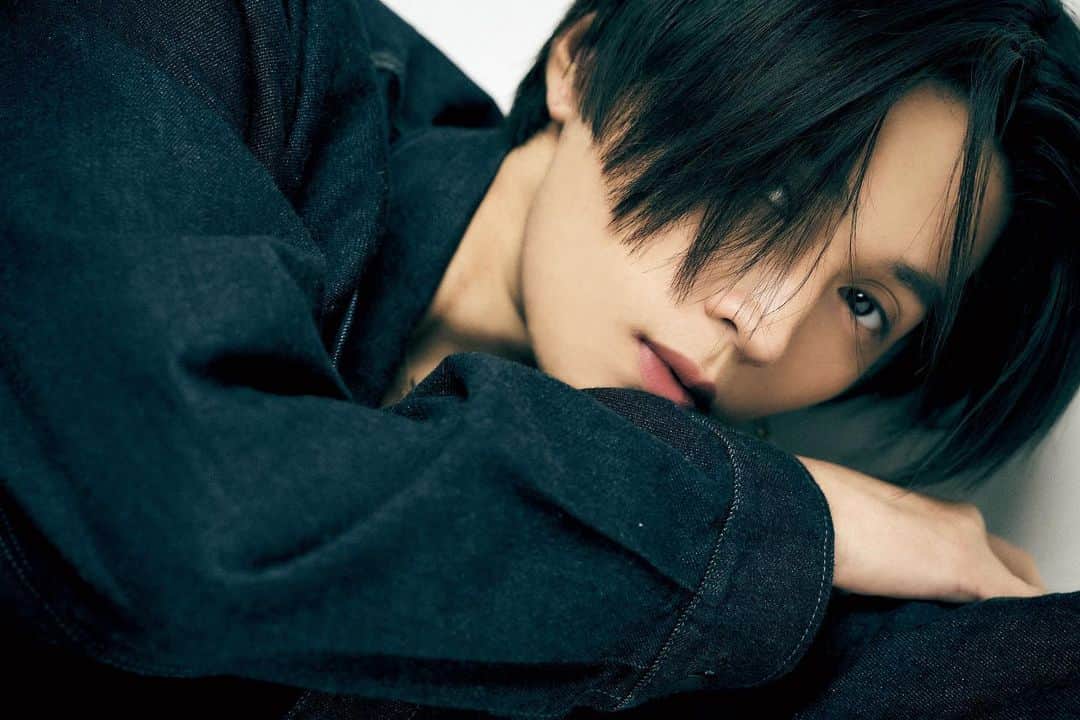 のインスタグラム：「いよいよあした発売の美人百花12月号✨ もうお手元に届いている方もいらっしゃるようで、みなさんの感想が楽しみです🤍  12月号の連載「#いま彼を知りたい」は拡大版4ページ！ 今月はドラマ「美しい彼」が大ヒット💡レディの間でも文字通り美しすぎると話題の #八木勇征 さんがご登場です✨  もちろん撮り下ろしの美麗カットが盛りだくさん💐 いつもよりちょっと大人でセクシーで、ちょっとだけ物憂げな八木さんの表情を惜しみなく収めました☺️ 取り急ぎ1カットだけ公開します🥺  いま八木さんが思うこと、支えてくれるファンへの想い、美しい八木さんが美人だと感じる人について…など、インタビューもたっぷりお届けします。 楽しんでいただけたらうれしいです💐編集O  #美人百花 #いま彼を知りたい  #八木勇征 さん #八木さんがご所属の #FANTASTICS の3rdアルバム「FANTASTIC ROCKET」は12月5日発売です✨ #撮影／中村和孝 @kazutakanakamura_photo さん」