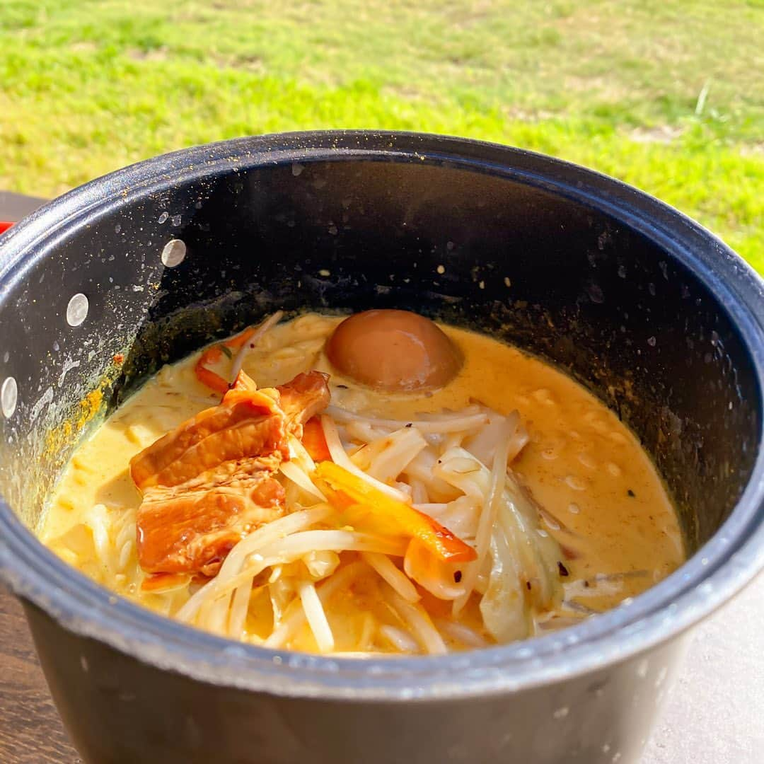 Coleman Japanさんのインスタグラム写真 - (Coleman JapanInstagram)「【アドバイザリースタッフ "ソロキャンプ飯" 🍳】  こんにちは！コールマン アドバイザリー AOD春日井店 の田口です。いま、コールマンではソロキャンプ飯コンテストを開催しています♫  そこで自分もパックアウェイクッカーセットを使って、以前青森で出会ったちょっと変わったラーメン「味噌カレー牛乳ラーメン」をキャンプで作ってきたので紹介します😋  ＜レシピ＞ 味噌カレー牛乳ラーメン🍜  材料： 袋麺（味噌味） 牛乳 200ml カレー粉 お好みの具材（今回は野菜と焼豚、煮卵）  作り方： ① 水300ml＋牛乳200mlを鍋に入れ火にかける。（ラーメンに記載の水の量次第で量は調整） ② 野菜を軽く塩こしょうを振って炒める。 ③ お湯が沸いたら麵を入れゆでる。 ④ 麺がほぐれたら、スープの粉とカレー粉を入れて味を調える。 ⑤ お好みの具材をトッピングして完成。  自分の好きな具材を選ぶことで、いろいろなカスタマイズもできますよ。是非皆さんもチャレンジしてみてくださいね👍  📷👨‍🍳： コールマン アドバイザリー AOD春日井店 スタッフ 田口 @coleman_advisoryshop  *****************************************  ＼あなたのレシピ大募集！／  コールマン "ソロキャンプ飯" コンテストに応募しよう。入賞者の方には「コールマンの焚き火ギア＆ランチボックス」プレゼント。さらに、採用レシピはコールマン公式サイトやSNSでご紹介します🎁  ＜応募方法＞ ✔️ コールマン公式Instagramをフォロー ✔️ コールマンギアを使って考案したレシピの写真や動画を撮る ✔️ 指定ハッシュタグをつけてレシピを投稿  #私のコールマンレシピ #チームソロキャンプ飯  応募期間：2023/8/21〜11/30  ※入賞者はDMでお知らせします ※非公開設定の方は対象外となります  ▶︎キャンペーンページ https://www.coleman.co.jp/special/recipecampaign/  *****************************************  ・  #灯そうColeman #灯そうコールマン #灯そう #Coleman #コールマン #Camp #キャンプ #Outdoor #アウトドア #ダブルパンクッカー #アウトドア料理 #アウトドア飯 #キャンプ飯 #キャンプご飯 #キャンプ料理 #キャンプごはん #アウトドアレシピ #キャンプレシピ #ソロキャンプ飯 #私のコールマン #コールマンアドバイザリーショップ #コールマンアドバイザリーズ」11月9日 19時54分 - coleman_japan