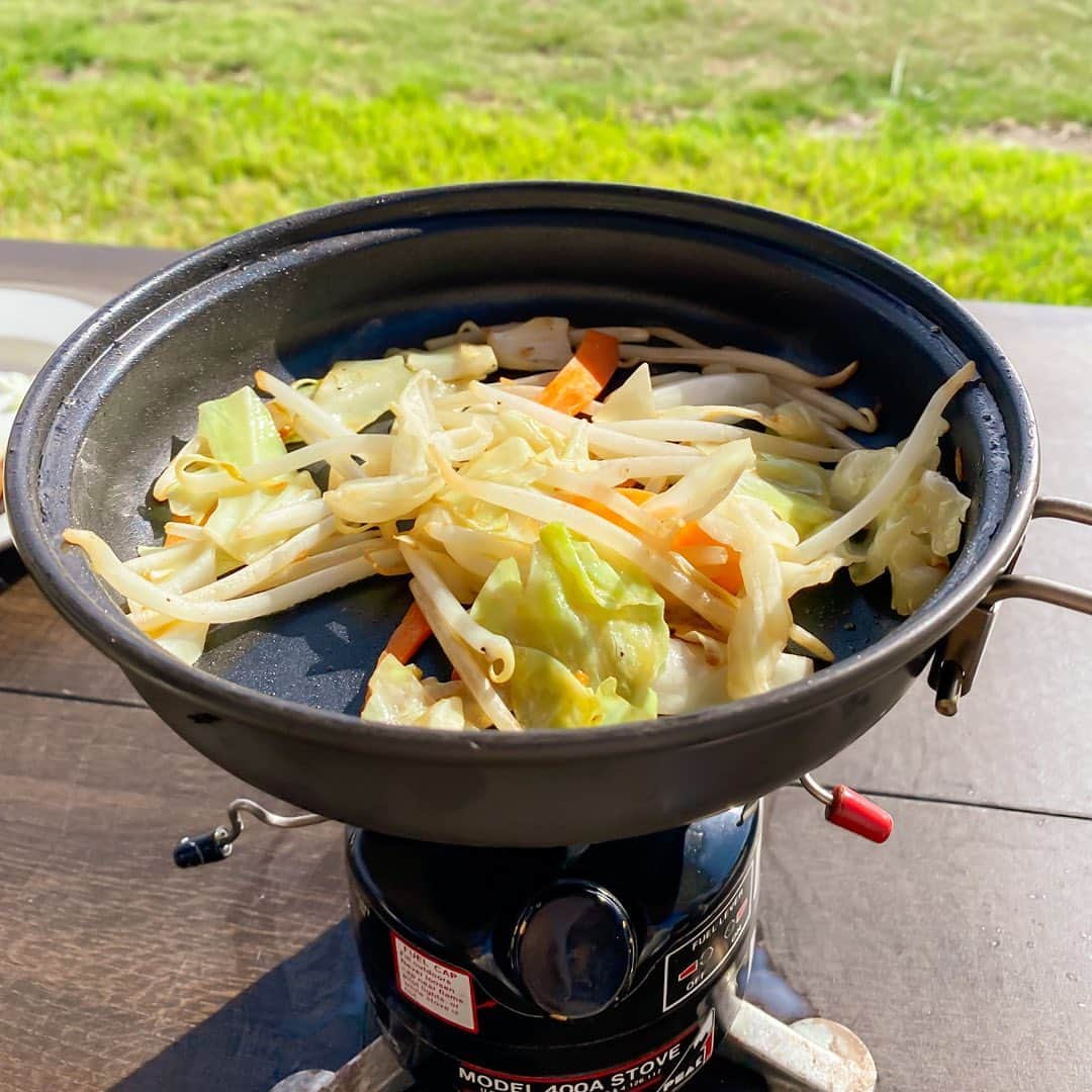 Coleman Japanさんのインスタグラム写真 - (Coleman JapanInstagram)「【アドバイザリースタッフ "ソロキャンプ飯" 🍳】  こんにちは！コールマン アドバイザリー AOD春日井店 の田口です。いま、コールマンではソロキャンプ飯コンテストを開催しています♫  そこで自分もパックアウェイクッカーセットを使って、以前青森で出会ったちょっと変わったラーメン「味噌カレー牛乳ラーメン」をキャンプで作ってきたので紹介します😋  ＜レシピ＞ 味噌カレー牛乳ラーメン🍜  材料： 袋麺（味噌味） 牛乳 200ml カレー粉 お好みの具材（今回は野菜と焼豚、煮卵）  作り方： ① 水300ml＋牛乳200mlを鍋に入れ火にかける。（ラーメンに記載の水の量次第で量は調整） ② 野菜を軽く塩こしょうを振って炒める。 ③ お湯が沸いたら麵を入れゆでる。 ④ 麺がほぐれたら、スープの粉とカレー粉を入れて味を調える。 ⑤ お好みの具材をトッピングして完成。  自分の好きな具材を選ぶことで、いろいろなカスタマイズもできますよ。是非皆さんもチャレンジしてみてくださいね👍  📷👨‍🍳： コールマン アドバイザリー AOD春日井店 スタッフ 田口 @coleman_advisoryshop  *****************************************  ＼あなたのレシピ大募集！／  コールマン "ソロキャンプ飯" コンテストに応募しよう。入賞者の方には「コールマンの焚き火ギア＆ランチボックス」プレゼント。さらに、採用レシピはコールマン公式サイトやSNSでご紹介します🎁  ＜応募方法＞ ✔️ コールマン公式Instagramをフォロー ✔️ コールマンギアを使って考案したレシピの写真や動画を撮る ✔️ 指定ハッシュタグをつけてレシピを投稿  #私のコールマンレシピ #チームソロキャンプ飯  応募期間：2023/8/21〜11/30  ※入賞者はDMでお知らせします ※非公開設定の方は対象外となります  ▶︎キャンペーンページ https://www.coleman.co.jp/special/recipecampaign/  *****************************************  ・  #灯そうColeman #灯そうコールマン #灯そう #Coleman #コールマン #Camp #キャンプ #Outdoor #アウトドア #ダブルパンクッカー #アウトドア料理 #アウトドア飯 #キャンプ飯 #キャンプご飯 #キャンプ料理 #キャンプごはん #アウトドアレシピ #キャンプレシピ #ソロキャンプ飯 #私のコールマン #コールマンアドバイザリーショップ #コールマンアドバイザリーズ」11月9日 19時54分 - coleman_japan