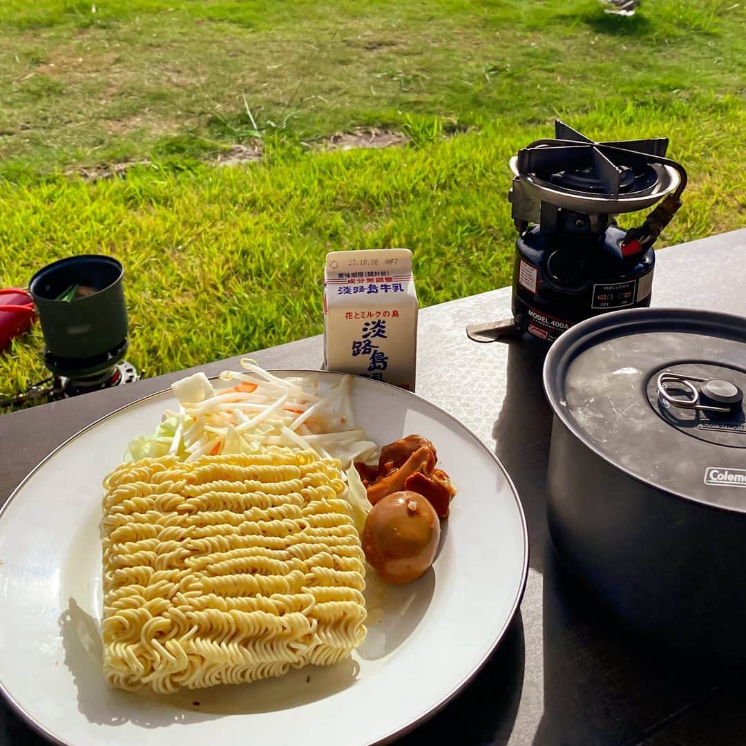 Coleman Japanさんのインスタグラム写真 - (Coleman JapanInstagram)「【アドバイザリースタッフ "ソロキャンプ飯" 🍳】  こんにちは！コールマン アドバイザリー AOD春日井店 の田口です。いま、コールマンではソロキャンプ飯コンテストを開催しています♫  そこで自分もパックアウェイクッカーセットを使って、以前青森で出会ったちょっと変わったラーメン「味噌カレー牛乳ラーメン」をキャンプで作ってきたので紹介します😋  ＜レシピ＞ 味噌カレー牛乳ラーメン🍜  材料： 袋麺（味噌味） 牛乳 200ml カレー粉 お好みの具材（今回は野菜と焼豚、煮卵）  作り方： ① 水300ml＋牛乳200mlを鍋に入れ火にかける。（ラーメンに記載の水の量次第で量は調整） ② 野菜を軽く塩こしょうを振って炒める。 ③ お湯が沸いたら麵を入れゆでる。 ④ 麺がほぐれたら、スープの粉とカレー粉を入れて味を調える。 ⑤ お好みの具材をトッピングして完成。  自分の好きな具材を選ぶことで、いろいろなカスタマイズもできますよ。是非皆さんもチャレンジしてみてくださいね👍  📷👨‍🍳： コールマン アドバイザリー AOD春日井店 スタッフ 田口 @coleman_advisoryshop  *****************************************  ＼あなたのレシピ大募集！／  コールマン "ソロキャンプ飯" コンテストに応募しよう。入賞者の方には「コールマンの焚き火ギア＆ランチボックス」プレゼント。さらに、採用レシピはコールマン公式サイトやSNSでご紹介します🎁  ＜応募方法＞ ✔️ コールマン公式Instagramをフォロー ✔️ コールマンギアを使って考案したレシピの写真や動画を撮る ✔️ 指定ハッシュタグをつけてレシピを投稿  #私のコールマンレシピ #チームソロキャンプ飯  応募期間：2023/8/21〜11/30  ※入賞者はDMでお知らせします ※非公開設定の方は対象外となります  ▶︎キャンペーンページ https://www.coleman.co.jp/special/recipecampaign/  *****************************************  ・  #灯そうColeman #灯そうコールマン #灯そう #Coleman #コールマン #Camp #キャンプ #Outdoor #アウトドア #ダブルパンクッカー #アウトドア料理 #アウトドア飯 #キャンプ飯 #キャンプご飯 #キャンプ料理 #キャンプごはん #アウトドアレシピ #キャンプレシピ #ソロキャンプ飯 #私のコールマン #コールマンアドバイザリーショップ #コールマンアドバイザリーズ」11月9日 19時54分 - coleman_japan