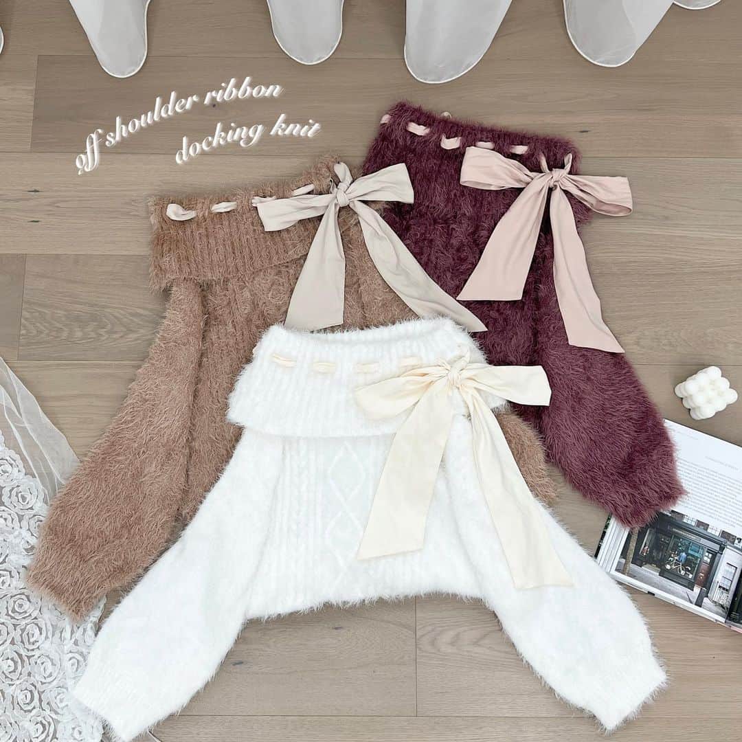 apres jour(アプレジュール) のインスタグラム：「【new arrival🎀】11/9(木) 21:00〜 ⁡ ◆ビッグリボンが可愛いモテオフショルニット♡ ⁡ トレンド感満載のオフショルニットが登場いたしました。 ニットとリボンがドッキングなので、 よりリボンの可愛さが際立つデザインとなっています。  ふわふわとした肌触りの良いニットです♪ 秋冬のモテアイテムにぴったりな1枚です！  リボンはご自身で結んでいただく構造なので、 それぞれの体格に合わせてオフショル感を調整可能です◎  ミニ丈のボトム合わせでフェミニンにも、ロング丈合わせで大人可愛くも 様々なスタイリングをお楽しみいただけます！  ⁡ #オフショルリボンドッキングニット 商品番号🔎985152 サイズ…F/XL ¥4,595(taxin) ⁡ ⁡ こちらの画像はインスタ用に加工しておりますので、カラーの雰囲気が実際の商品と異なる場合がございます。 商品ページにてカラーのご確認をお願い致します。 ⁡ #ZOZOでしか買えない #アプレジュール #アプレ部」