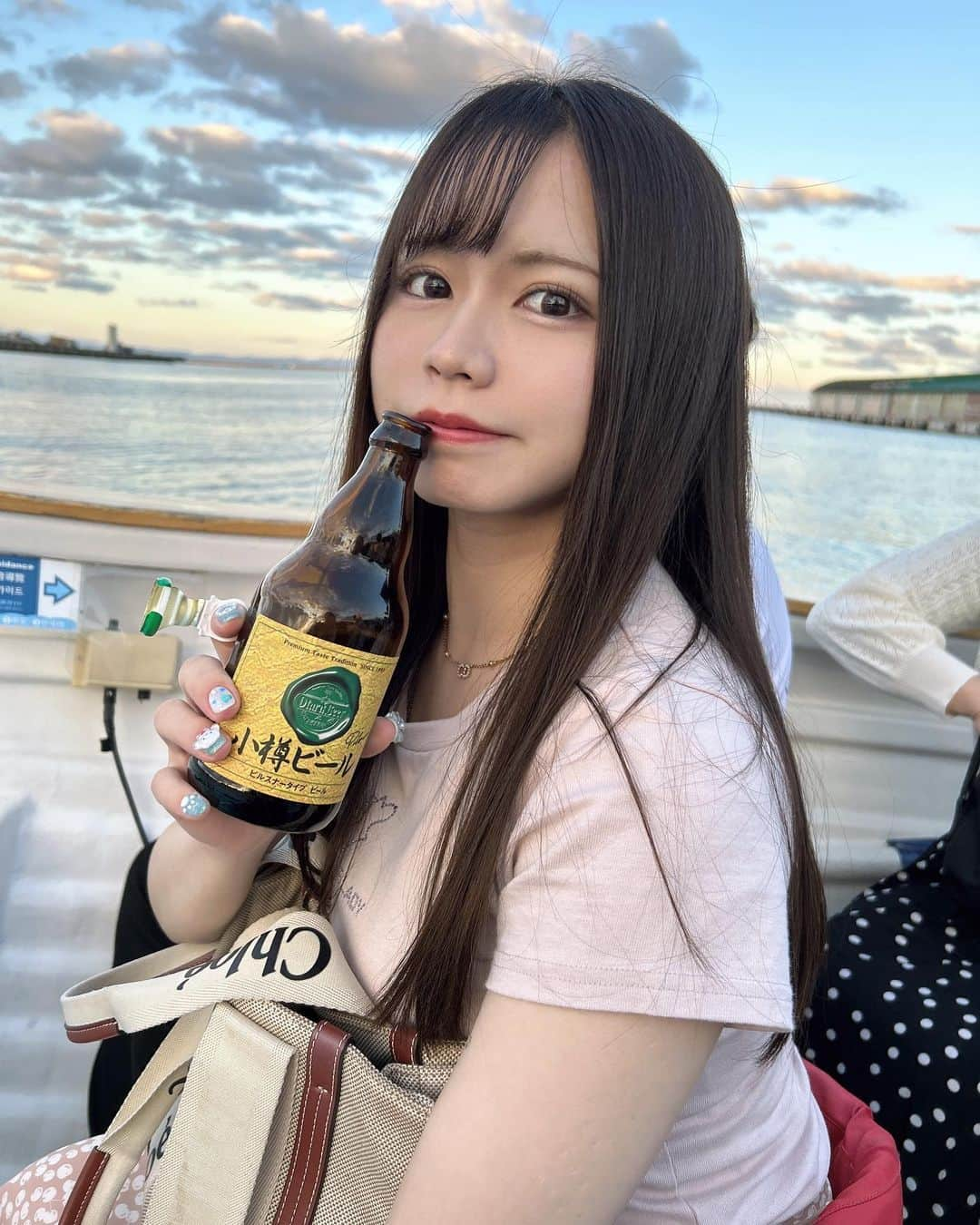 山口みらんさんのインスタグラム写真 - (山口みらんInstagram)「U•ω•U  ー時差投稿 北海道ー   #小樽運河クルーズ   船の上でのんびり  #小樽ビール は至高でした(●´ω`●)   #北海道旅行  #小樽  #otaru  #北海道観光  #小樽観光  #小樽観光スポット  #クルージング  #小樽クルーズ  #瓶ビール  #小樽運河  #小樽運河クルーズ」11月9日 19時56分 - yamaguchi_miran