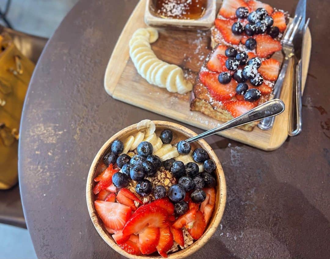 三好ユウのインスタグラム：「美味しい丼達😋 Hawaiian delicious bowls. ⁡ ⁡ Island Brew Cofffeehouseアラモアナ店の アサイーボール🫐 @islandbrewcoffeehouse  ボリュームたっぷり果物いっぱい✨ ここのカフェはアラモアナショッピングセンターの中でも 店内開放感があるので好きなカフェです。 ⁡ 2枚目はWaioli Kitchen & Bake Shopの Waioli Breakfast Bowl🌾　@waiolikitchen  ⁡ お米とパンとベーコンと卵が一緒の丼にイン👍 緑が一切排除されてるのもなんだかジャンクでよいです笑 味は美味しい〜😋 ⁡ ⁡  #ハワイ#ハワイカフェ#ハワイ大好き#オワフ島#タビジョ#旅行好きな人と繋がりたい#リゾート#粉我#좋아요환영#좋아요그램#데일#hawaii#alamoanacenter #acaibowl #tabijo#tabinikki#trip#japanese #travel#resort」