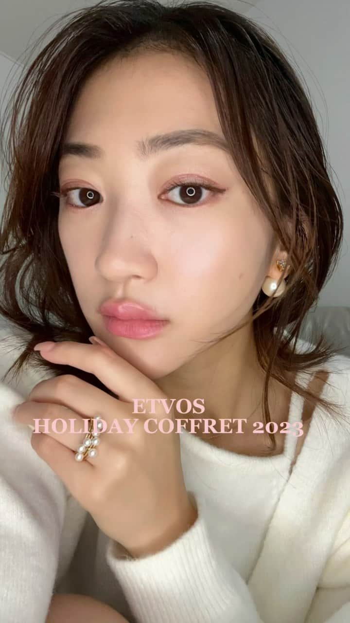 田辺かほのインスタグラム：「@etvos.jp 🎄HOLIDAY COFFRET 2023🎄  使用したのはCALM PINK♡ クリスマスワクワクするね😻 . . . #ETVOS #ホリデーコレクション #ホリデーコレクション2023 #カームピンク #holidaycoffret #新作コスメ2023」