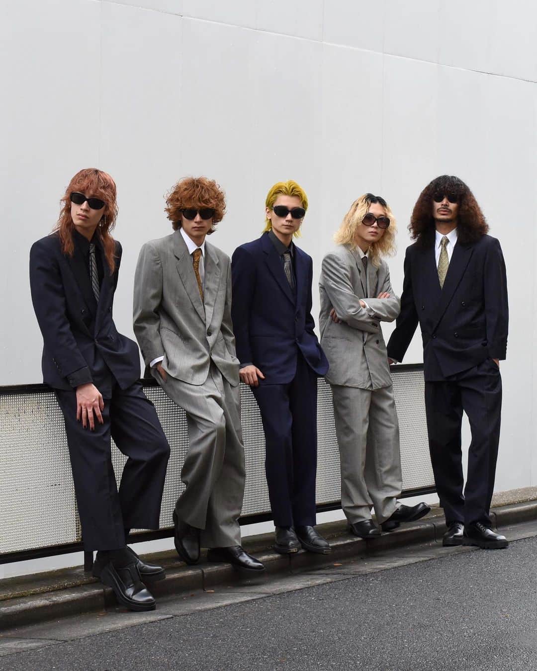 のインスタグラム：「【 SPECIAL NEW ARRIVAL 】 ・ dudeの代名詞でもあるスーツセットアップが今シーズンも大量入荷🔥 ・ ここ数年推し続けているダブルのセットアップはもちろん、ブランドアイテム、ヴィンテージ物、希少なカラーセットアップも幅広いセレクトで50セット前後が随時店頭に並んでおります🔥 ・ 成人式、卒業式、入学式に向けてセットアップスーツをお探しの方々お待たせいたしました🙏 ・ 着用画像に使用しているドレスシャツ、ネクタイ、レザーシューズなども多数販売中です👌 ・ 全て一点物です、早めの御来店お待ちしております🔥 ・ ・ ・ dude原宿 〒150-0001 東京都渋谷区神宮前6-25-8神宮前コーポラス1405号室 TEL : 03-6433-5720 ・ こちらの商品はdudeアカウントプロフィールのURL「dude online」より通販可能な商品となっております。」