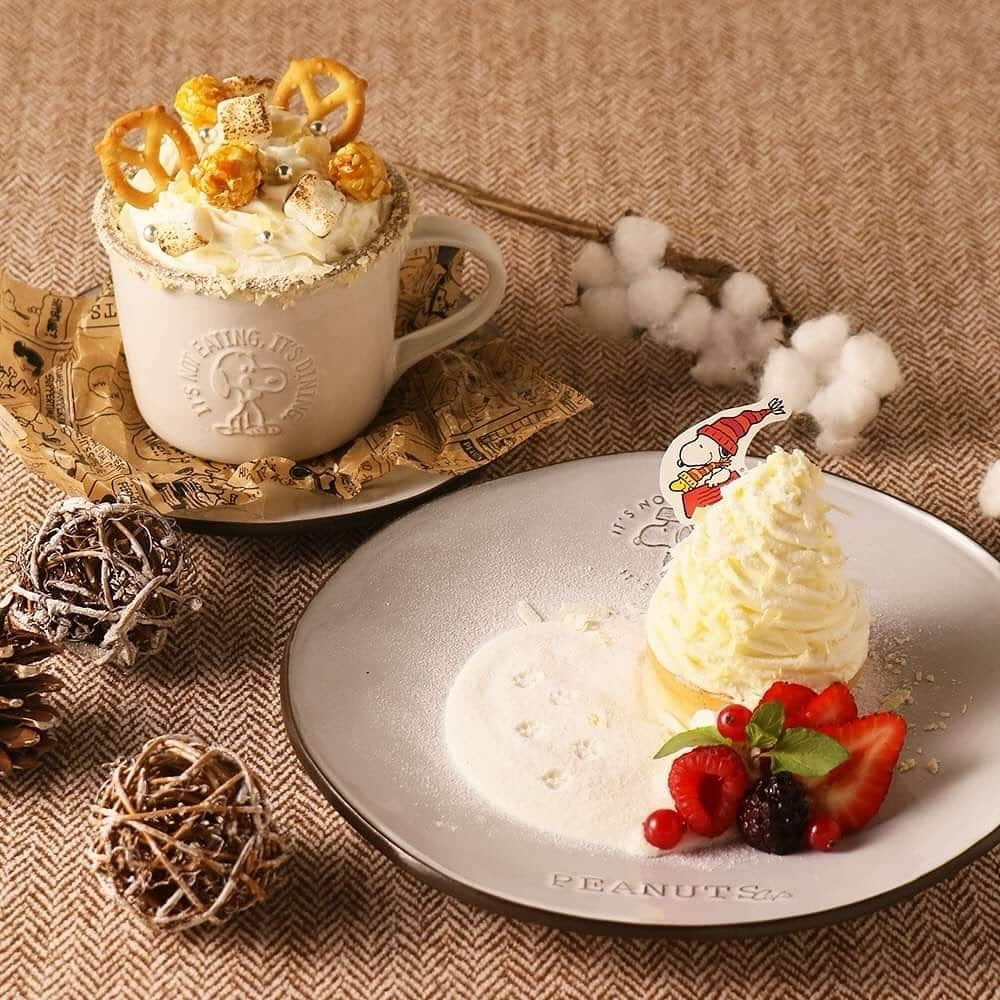 ピーナッツ カフェさんのインスタグラム写真 - (ピーナッツ カフェInstagram)「coming soon... | PEANUTS Cafe  \ HAPPY HOLIDAYS！！ / 見た目も可愛いウィンターメニューが11/15(水)より登場！  『HAPPY HOLIDAY“暖かく幸せに満ちた素敵な時間”』をコンセプトにしたウィンターメニューをご用意しました。  スヌーピーのスノーマウンテンタルト  ￥1,320(tax in) PEANUTSのコミックに登場するスヌーピーがそりすべりをしているシーンをモチーフした⾒た⽬も可愛いデザート。 チョコムースとまるごと1個のいちごにチーズクリームを絞り雪⼭に⾒⽴てたタルト。程よい酸味のラズベリージャムがアクセントに。  スヌーピーのスノーマウンテンラテ  ￥1,078(tax in) ホワイトショコララテに、ポップコーンやマシュマロなどトッピングし様々な⾷感が楽しめるドリンク。  ‐販売⽇ 2023年11⽉15⽇(⽔)〜2024年１⽉中旬予定 ※無くなり次第終了となります。  ‐販売店舗 PEANUTS Cafe 全店舗 (PEANUTS Cafe 神戸を除く) PEANUTS DINER 神戸  詳しくは、@peanutscafe_tokyo トップのリンクより、HPにてご確認ください。」11月9日 20時08分 - peanutscafe_tokyo