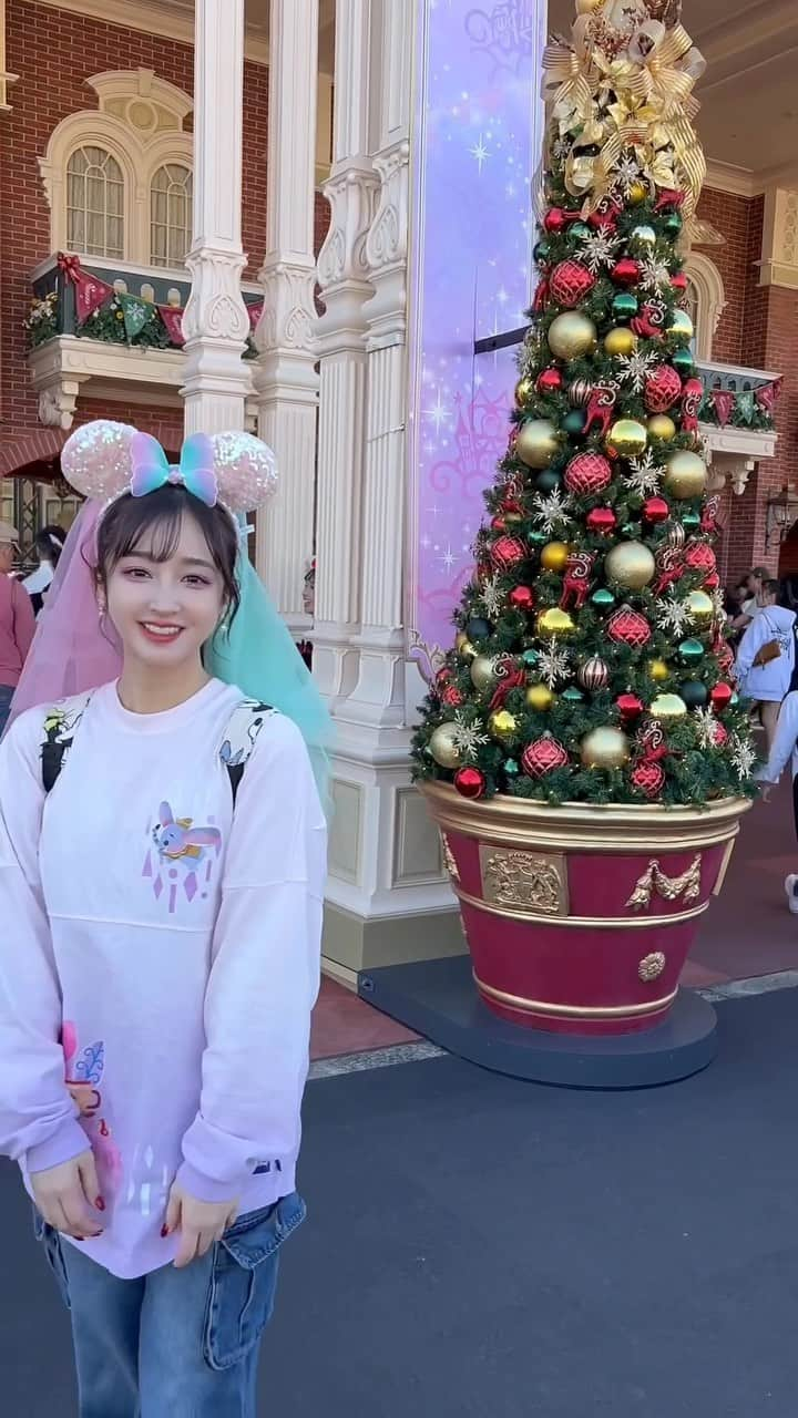 新希咲乃のインスタグラム：「ディズニークリスマス開始日に遊びに行けて嬉しかった🎄🎁︎ ̖́- お洋服はカリフォルニアのディズニーで買ったトップスに 40周年記念のカチューシャ着けたよ🌈  このカチューシャは弟がお土産で買ってきてくれたやつ！笑 センス良き🤣👏🏻💚  激混みだったけど、幸せな時間だった🎅🏼🎄   #ディズニーグッズ  #クリスマスディズニー  #Disneyland  #新希咲乃  #ディズニーコーデ  #カリフォルニアディズニー」