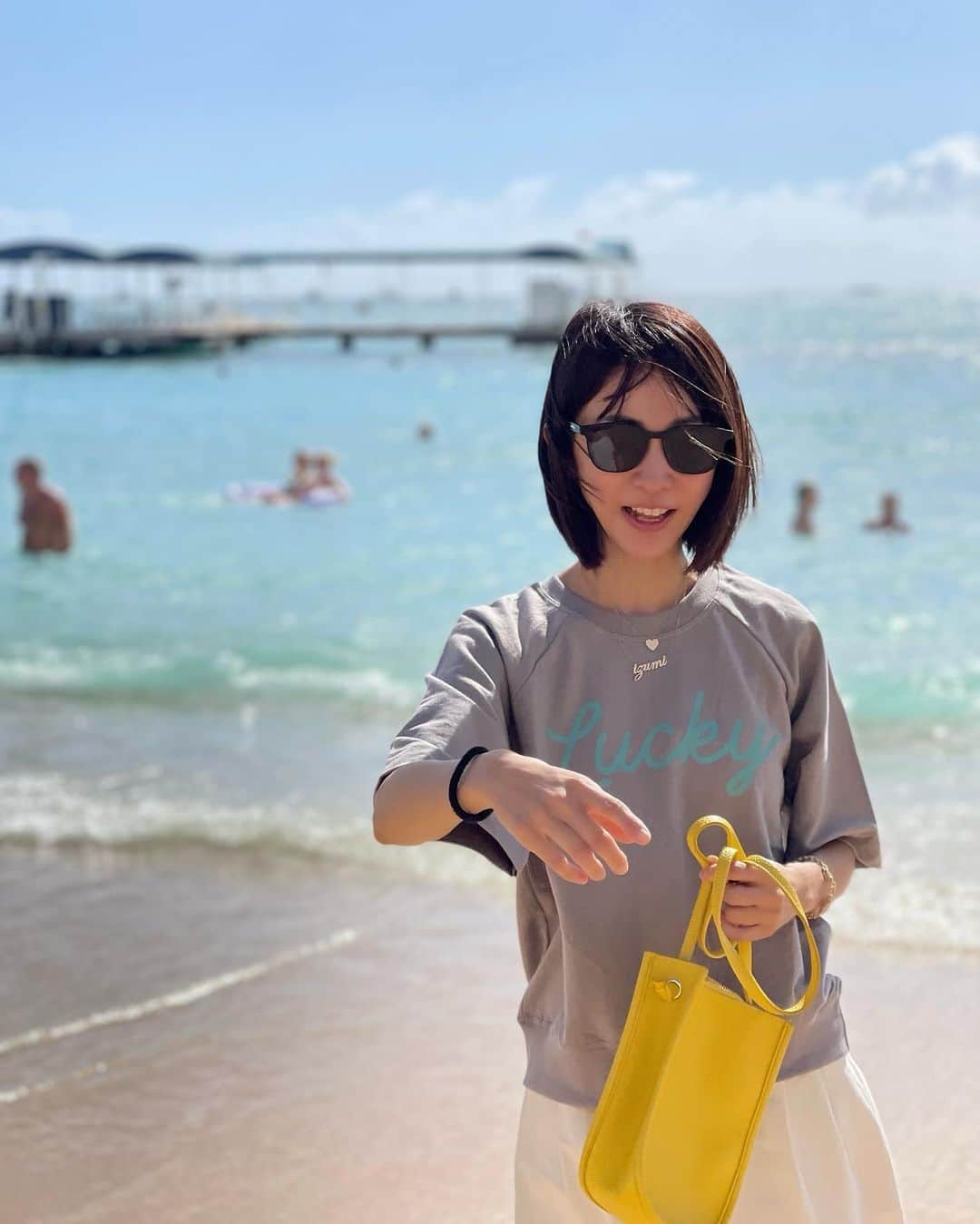 木本泉のインスタグラム：「- 朝からプールと海🌴☀️  全く入ってないけど、、、遊んでいるのを眺めてますw  お天気良いけど汗かかないし、この気候はやっぱり最高❤️  今日も一日、日焼け止め🧴のみ塗って終わったw  昔はハワイ到着してすぐに出掛けて、、、ついこの前、学生時代のハワイ旅行の写真を親友と見ていたのですがw濃い化粧にイケイケの洋服。20年も経つと変わるね🤣(良いのか悪いのか)  #hawaii#izumi_trip」