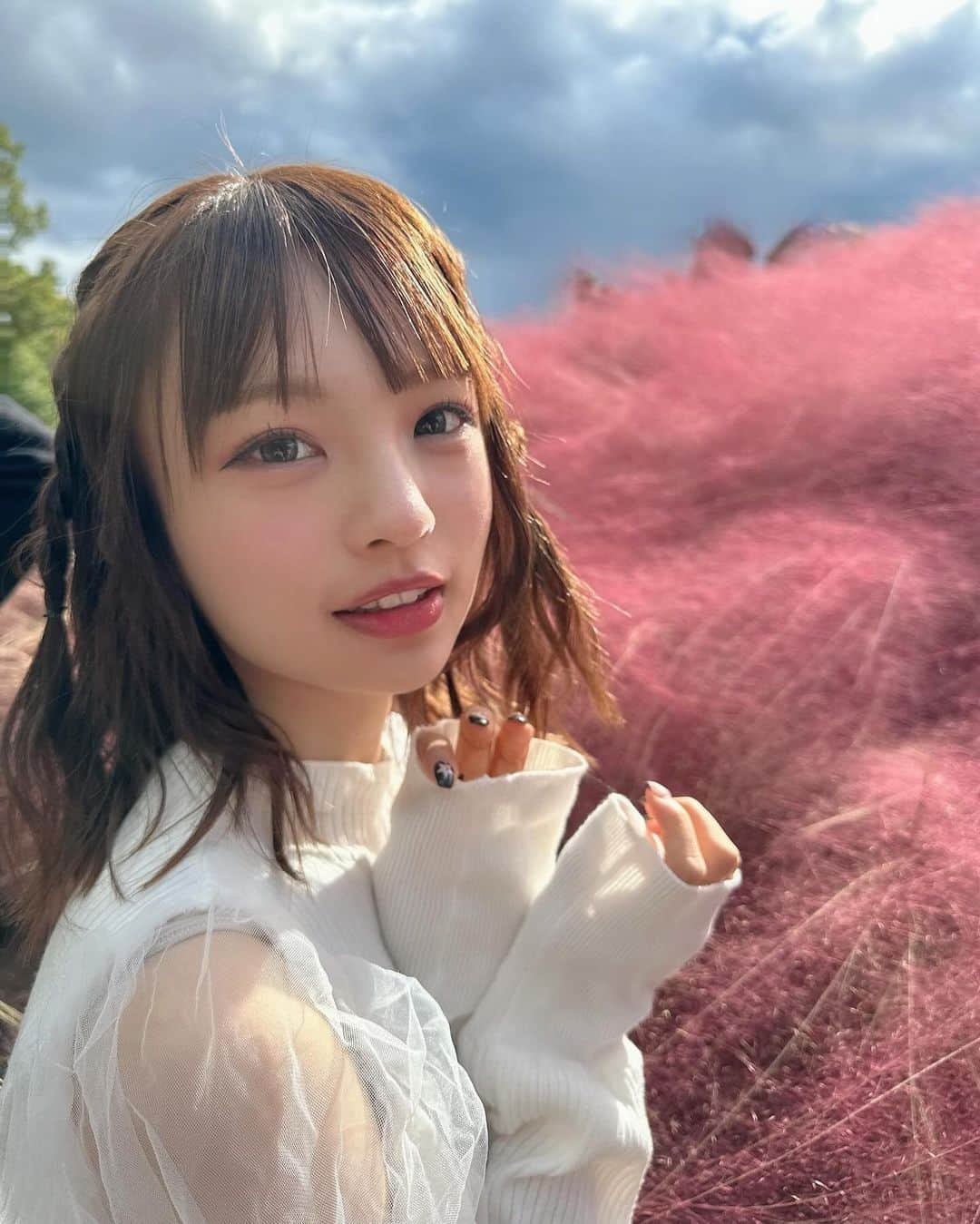 新澤菜央さんのインスタグラム写真 - (新澤菜央Instagram)「あなたが好きなのは、何色のしんしん？🌷  ⠀ #彼女の私服がかわいい #低身長コーデ #sサイズコーデ #156cm #骨格ウェーブ #花畑 #万博公演 #コキア #snidel #スナイデル #frayid #フレイアイディー #gu #秋コーデ #大人ガーリー #ガーリーコーデ #ootd」11月9日 20時40分 - _shinshin_48