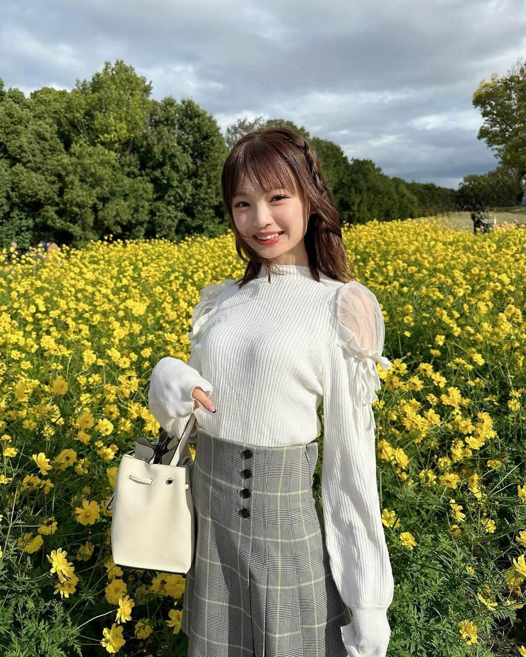 新澤菜央さんのインスタグラム写真 - (新澤菜央Instagram)「あなたが好きなのは、何色のしんしん？🌷  ⠀ #彼女の私服がかわいい #低身長コーデ #sサイズコーデ #156cm #骨格ウェーブ #花畑 #万博公演 #コキア #snidel #スナイデル #frayid #フレイアイディー #gu #秋コーデ #大人ガーリー #ガーリーコーデ #ootd」11月9日 20時40分 - _shinshin_48