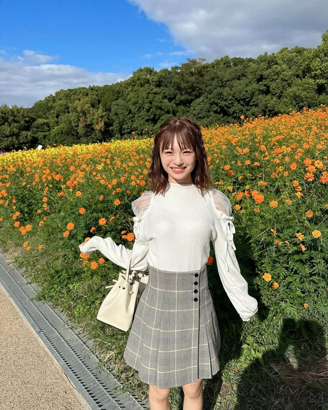 新澤菜央さんのインスタグラム写真 - (新澤菜央Instagram)「あなたが好きなのは、何色のしんしん？🌷  ⠀ #彼女の私服がかわいい #低身長コーデ #sサイズコーデ #156cm #骨格ウェーブ #花畑 #万博公演 #コキア #snidel #スナイデル #frayid #フレイアイディー #gu #秋コーデ #大人ガーリー #ガーリーコーデ #ootd」11月9日 20時40分 - _shinshin_48