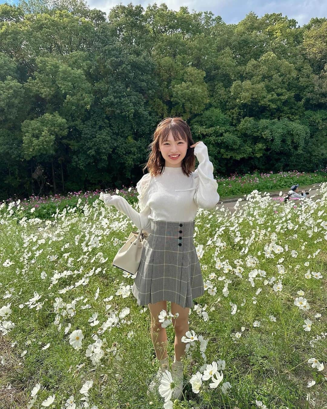 新澤菜央さんのインスタグラム写真 - (新澤菜央Instagram)「あなたが好きなのは、何色のしんしん？🌷  ⠀ #彼女の私服がかわいい #低身長コーデ #sサイズコーデ #156cm #骨格ウェーブ #花畑 #万博公演 #コキア #snidel #スナイデル #frayid #フレイアイディー #gu #秋コーデ #大人ガーリー #ガーリーコーデ #ootd」11月9日 20時40分 - _shinshin_48