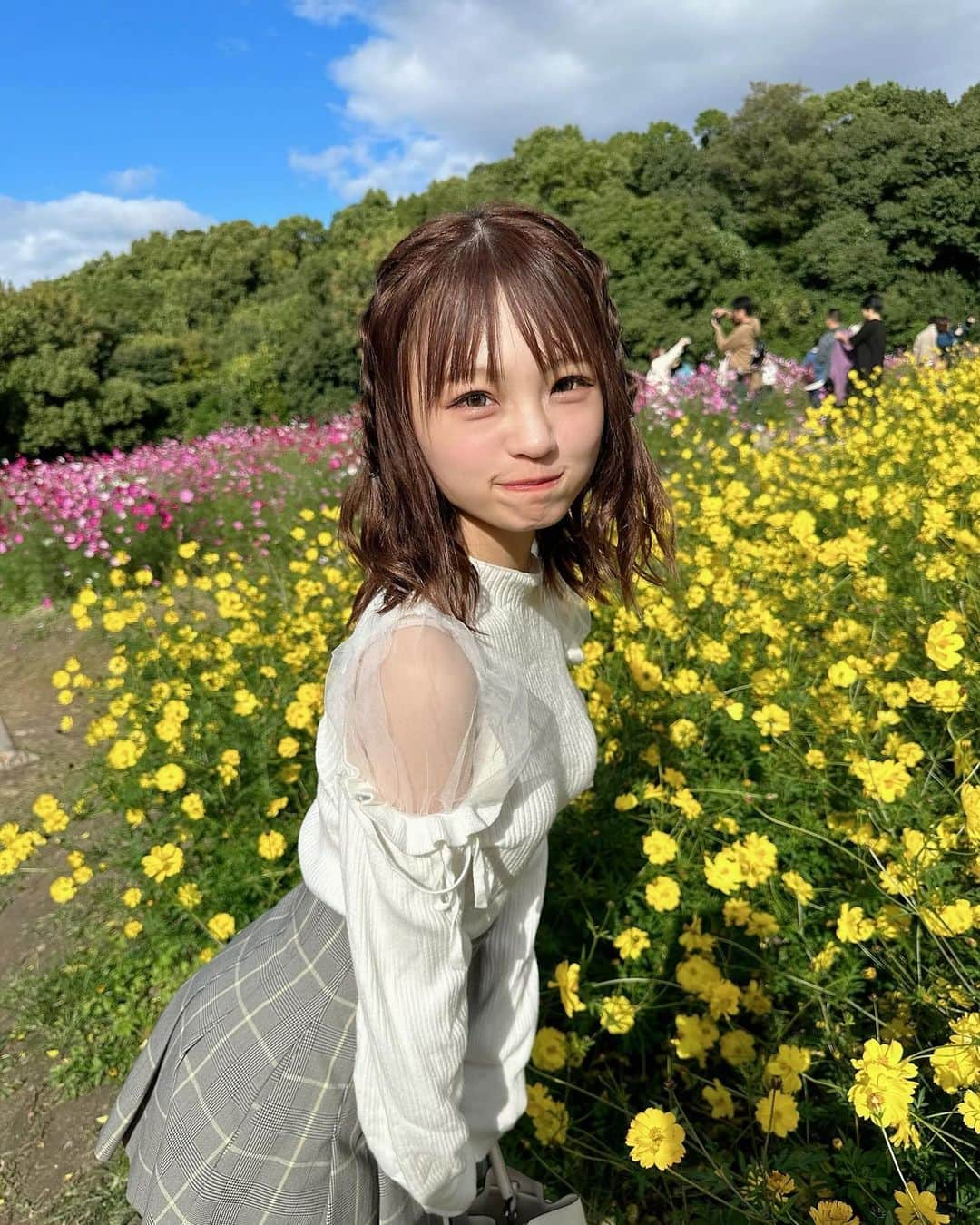 新澤菜央さんのインスタグラム写真 - (新澤菜央Instagram)「あなたが好きなのは、何色のしんしん？🌷  ⠀ #彼女の私服がかわいい #低身長コーデ #sサイズコーデ #156cm #骨格ウェーブ #花畑 #万博公演 #コキア #snidel #スナイデル #frayid #フレイアイディー #gu #秋コーデ #大人ガーリー #ガーリーコーデ #ootd」11月9日 20時40分 - _shinshin_48