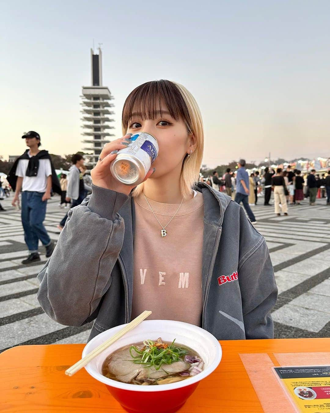 坂美来乃さんのインスタグラム写真 - (坂美来乃Instagram)「ラーメン啜るのが下手だったんだけど 最近ちょっと上手くなった🍜(気がする) ビールも苦かったけど最近慣れてきた🍺(気がする)  ちなみに名古屋の好きなラーメンはピカイチの味噌ラーメンです 地元の岐阜タンメンもすきです みんなのおすすめ教えてください🍥」11月9日 20時01分 - rockbq69