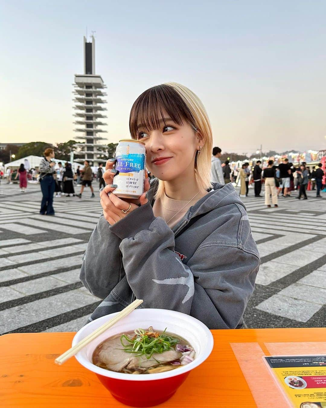 坂美来乃さんのインスタグラム写真 - (坂美来乃Instagram)「ラーメン啜るのが下手だったんだけど 最近ちょっと上手くなった🍜(気がする) ビールも苦かったけど最近慣れてきた🍺(気がする)  ちなみに名古屋の好きなラーメンはピカイチの味噌ラーメンです 地元の岐阜タンメンもすきです みんなのおすすめ教えてください🍥」11月9日 20時01分 - rockbq69