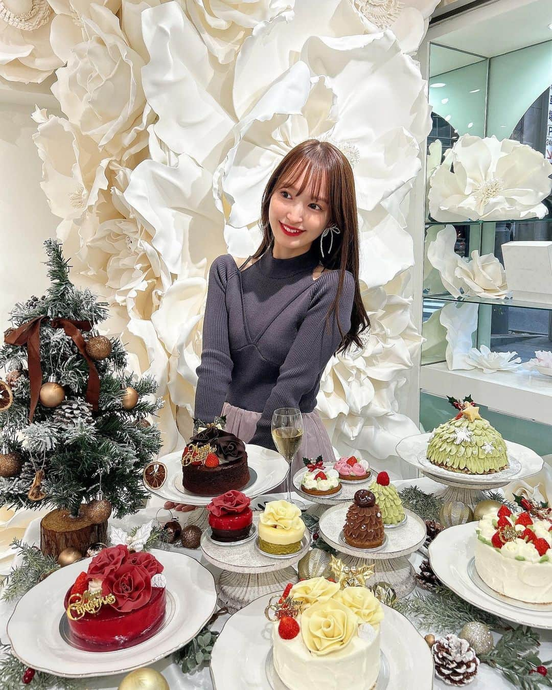 あかねぴさんのインスタグラム写真 - (あかねぴInstagram)「. ⁡ 📍銀座 PATISSERIEHANAさんの Christmas Collectionを見に行ってきたよ🎄♥️ ⁡ 今年の9/25にオープンしたばかりの お花をモチーフにした繊細で華やかなスイーツを取り扱っているパティスリー🍰💐 @patisserie_hana2023  ⁡ 通常のお花モチーフのケーキももちろん可愛いけど、 クリスマスケーキもめちゃめちゃ可愛かった💞 ⁡ ホールケーキはもちろん、 1人用サイズのピースケーキもあるので カップルやお友達同士のクリパにも 自分用にもオススメです🫶🏻✨ ⁡ ピースケーキは12/1から発売で ホールケーキは事前予約が必要みたいだよ〜🎂♡ ⁡ 通常は販売のみで店内で飲食はできないので注意です⚠️ ⁡ ⁡  ------------------------------ PATISSERIEHANA 銀座店 📍東京都中央区銀座7-3-13ニューギンザビル 1号館 ------------------------------  . #PATISSERIEHANA #パティスリーハナ #銀座グルメ #銀座スイーツ #東京スイーツ #クリスマスケーキ #Christmascake #Xmascake #クリスマス #Christmas #PR」11月9日 20時01分 - akanepi0426