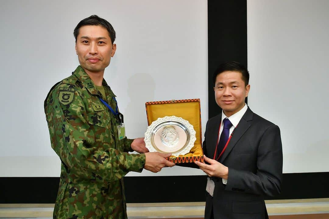 陸上自衛隊さんのインスタグラム写真 - (陸上自衛隊Instagram)「陸上自衛隊は、１１月８日、来日中のカンボジア地雷対策・犠牲者支援庁に不発弾処理に関する知見を共有し、カンボジアの地雷や不発弾除去の取組に協力しました。陸上自衛隊は、引き続き、地雷や不発弾のない安全な環境の構築を目指すカンボジアの取組を応援します。🇰🇭🇯🇵 #カンボジア #demining #EOD   JGSDF shared the knowledge of demining and UXO (unexploded ordnance) clearance with the Cambodian Mine Action and Victim Assistance Authority on Nov 8 during their visit to Japan and assisted them in Cambodia’s effort to providing safe ground. JGSDF continues to support Cambodia to achieve a goal for mine-free environment.🇰🇭🇯🇵 #Cambodia #demining #EOD」11月9日 20時01分 - jgsdf_pr