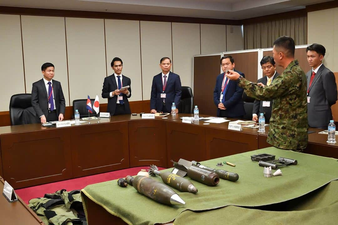 陸上自衛隊さんのインスタグラム写真 - (陸上自衛隊Instagram)「陸上自衛隊は、１１月８日、来日中のカンボジア地雷対策・犠牲者支援庁に不発弾処理に関する知見を共有し、カンボジアの地雷や不発弾除去の取組に協力しました。陸上自衛隊は、引き続き、地雷や不発弾のない安全な環境の構築を目指すカンボジアの取組を応援します。🇰🇭🇯🇵 #カンボジア #demining #EOD   JGSDF shared the knowledge of demining and UXO (unexploded ordnance) clearance with the Cambodian Mine Action and Victim Assistance Authority on Nov 8 during their visit to Japan and assisted them in Cambodia’s effort to providing safe ground. JGSDF continues to support Cambodia to achieve a goal for mine-free environment.🇰🇭🇯🇵 #Cambodia #demining #EOD」11月9日 20時01分 - jgsdf_pr