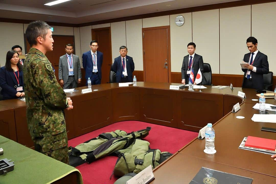 陸上自衛隊さんのインスタグラム写真 - (陸上自衛隊Instagram)「陸上自衛隊は、１１月８日、来日中のカンボジア地雷対策・犠牲者支援庁に不発弾処理に関する知見を共有し、カンボジアの地雷や不発弾除去の取組に協力しました。陸上自衛隊は、引き続き、地雷や不発弾のない安全な環境の構築を目指すカンボジアの取組を応援します。🇰🇭🇯🇵 #カンボジア #demining #EOD   JGSDF shared the knowledge of demining and UXO (unexploded ordnance) clearance with the Cambodian Mine Action and Victim Assistance Authority on Nov 8 during their visit to Japan and assisted them in Cambodia’s effort to providing safe ground. JGSDF continues to support Cambodia to achieve a goal for mine-free environment.🇰🇭🇯🇵 #Cambodia #demining #EOD」11月9日 20時01分 - jgsdf_pr