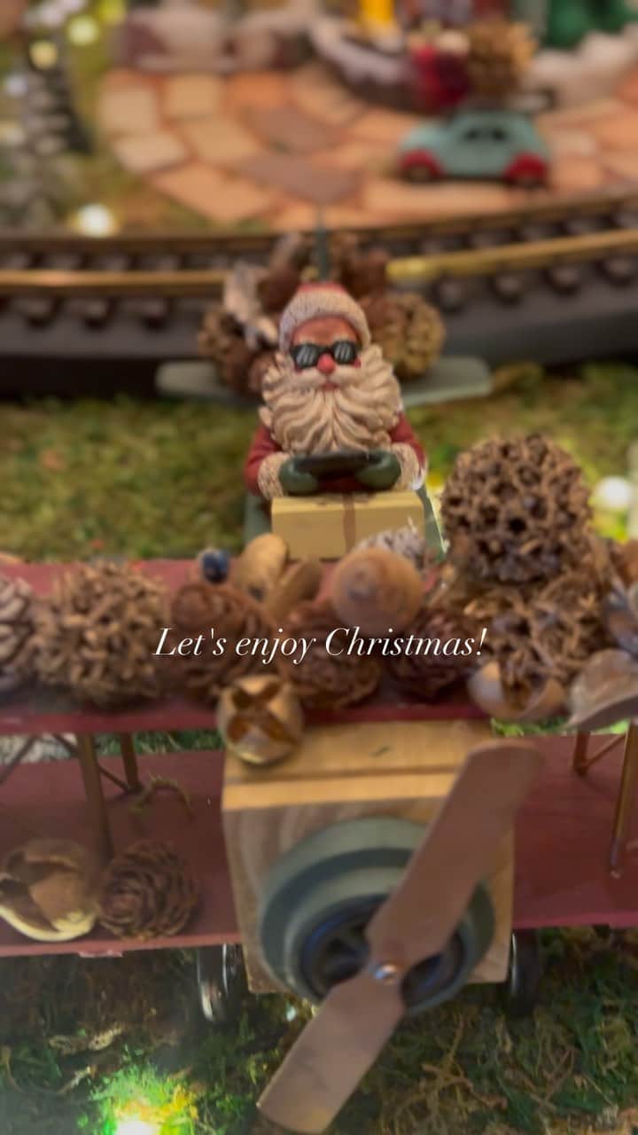 ホテル椿山荘東京のインスタグラム：「. 本日より館内はクリスマス装飾に✨ ロビーに今年もツリーがお目見えしました🎄 The lobby is made merry with a tree.  @hotelchinzansotokyo_official  #christmas #christmastree #holiday  #christmasdecor #christmasdecorations  #クリスマス装飾 #クリスマスツリー  #クリスマスイルミネーション #サンタクロース」