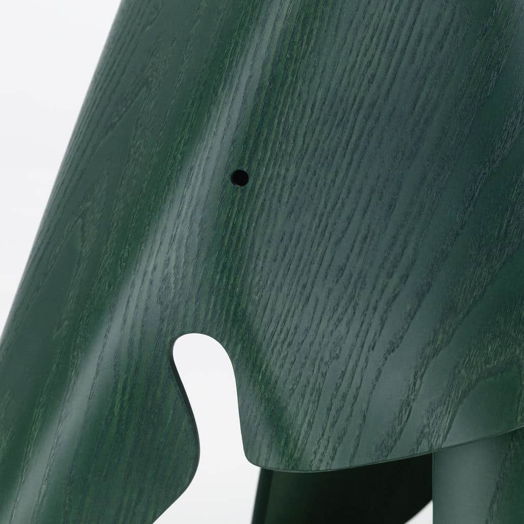 Vitra Japanさんのインスタグラム写真 - (Vitra JapanInstagram)「Eames Special Collection 2023  1945年にチャールズ＆レイ・イームズが薄い木材を重ね合わせたプライウッドを成形加工する技術を用いて開発した象の形をしたおもちゃ「イームズ エレファント」。当時は技術的に難しく、製品化にはいたりませんでしたが、2007年の限定生産を経て、2018年にヴィトラの定番製品に加わりました。イームズスペシャルコレクション2023では、ダークグリーンカラーの特別モデルが登場。ステイン仕上げにより自然な木目の質感とカラーが美しく調和しています。  #eameselephant #Vitra #VitraJapan #VitraOriginal #Eames  #ヴィトラ #ヴィトラジャパン #イームズスペシャルコレクション #イームズエレファント #イームズ #ミッドセンチュリー #名作椅子 #インテリア #モダンインテリア #インテリアデザイン #インテリアコーディネート #季節を楽しむ #暮らしを楽しむ #プレゼント」11月9日 20時02分 - vitra_japan