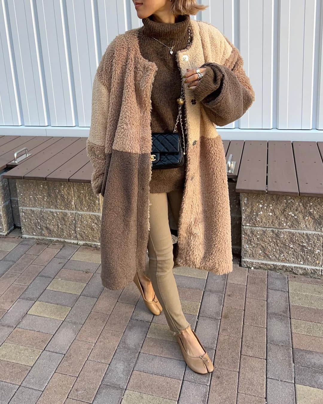 annaのインスタグラム：「.  このアウターめっちゃ軽いのに 暖かいしボアで可愛いすぎる🤎🤎  明日から寒くなるらしいから 本格的に冬コーデできるかなぁ🥳⛄️  outer ⋆ @sandlessmoon  tops ⋆ @__segur.__  pants ⋆ @primaras_official_  bag ⋆ @chanelofficial  shoes ⋆ @donobanweb   #冬コーデ#冬アウター#ボアコート#カジュアルコーデ#大人カジュアルコーデ#オトナカジュアルコーデ#ゆるコーデ#158cmコーデ#骨格ナチュラルコーデ#きょこ#30代ファッション#30代コーデ#pr#ワントーンコーデ#ベージュコーデ」