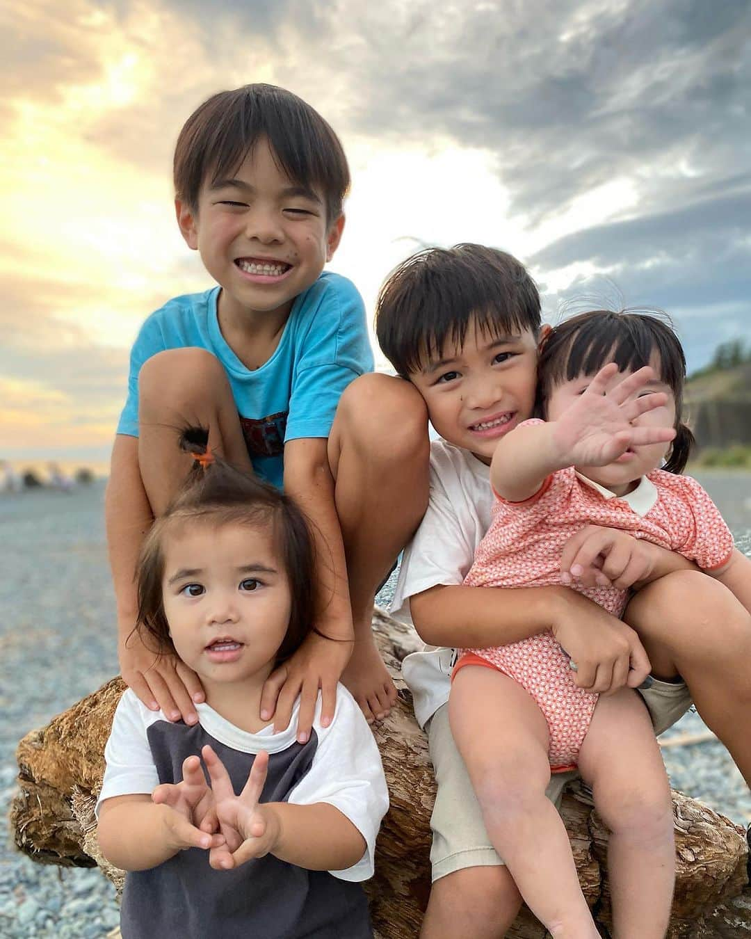 齋藤美波さんのインスタグラム写真 - (齋藤美波Instagram)「🌈🌈🌈 いつかの海で遊んだ日🪵 ・ 子供4人の写真って なかなかないのよ🥺‼️ ・ ・ 今だに自分から4人が生まれてきた事が 信じられないでいます  笑 ・ 下2人に関しては妊娠発覚してから、 妊婦期間を堪能する間もなく 怒涛の2年半を過ごしてるから今だに実感ない時ある😂 ・ 車も普通のファミリカーに乗ってるんだけど 乗車員ほぼfullで（笑） バックミラー見るとバスの運転手になった気分になる😂爆 ・ これ 子沢山母ちゃんあるあるかな？爆 共感できる人いる？😂 ・ ・ 上2人で2歳差育児した事あるけど 年子育児はすごい😇 W抱っこは当たり前で 私の背中の筋肉と肩周りが どんどんゴツくなって ハルクみたいになってきたよ😇💪🏾 ・ でもそれもいつか 思い出になるんだろうなぁ〜 って思うと全然苦じゃないよねぇ。 もう少し落ち着いたら自分の体に 労る時間を増やしていきたいなぁ〜 ・ ・ 去年落ちるとこまで落ちて (ホルモンのせい←) 今年は思う事がたーくさんあって 色々思考も視点も変わり 小さな幸せを見つけて 感謝する事を意識してるんだ！ ・ ・ さんまさんの 『生きてるだけで丸儲け』 ・ この言葉が最近とても好き。 欲に負けず、身の丈にあった生活を していきたい♡ と思う。 ・ ・ 子供達の記録を沢山残していきたいのに 投稿が追いつかない😇 完全自己満なpostだけどね。笑 ・ 少しずつアップしていこう！ ・ ・ ・ #育児日記 #育児記録#子育てママ  #4人兄妹#男の子兄弟#女の子姉妹#生きてることが幸せ#生きてるだけで丸儲け#4人の母ちゃん#パワフル母ちゃん#アクティブ母ちゃん #7歳#5歳#2歳#10ヶ月 #happy#family#brothers#sister#4kids」11月9日 20時03分 - saito373minami