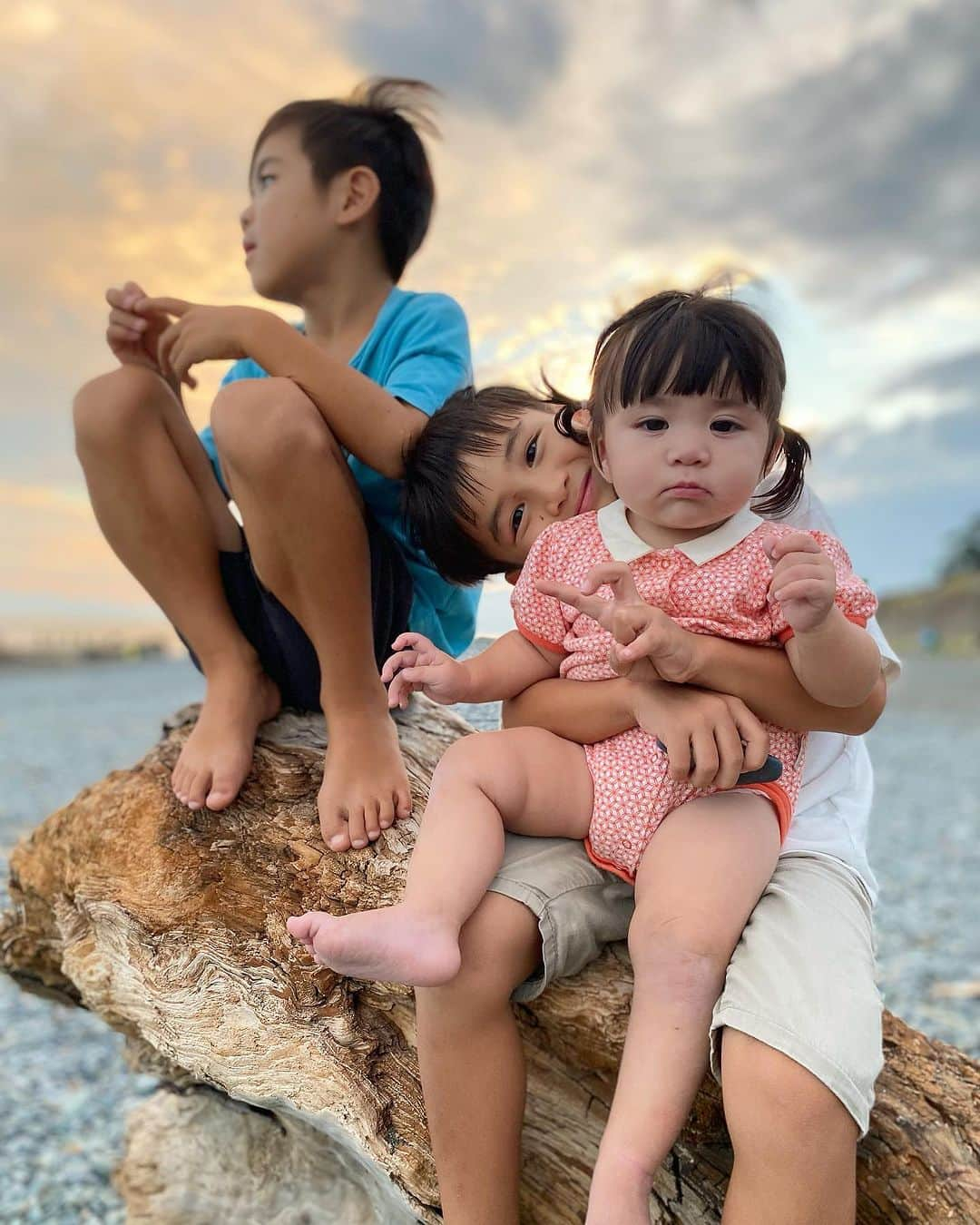 齋藤美波さんのインスタグラム写真 - (齋藤美波Instagram)「🌈🌈🌈 いつかの海で遊んだ日🪵 ・ 子供4人の写真って なかなかないのよ🥺‼️ ・ ・ 今だに自分から4人が生まれてきた事が 信じられないでいます  笑 ・ 下2人に関しては妊娠発覚してから、 妊婦期間を堪能する間もなく 怒涛の2年半を過ごしてるから今だに実感ない時ある😂 ・ 車も普通のファミリカーに乗ってるんだけど 乗車員ほぼfullで（笑） バックミラー見るとバスの運転手になった気分になる😂爆 ・ これ 子沢山母ちゃんあるあるかな？爆 共感できる人いる？😂 ・ ・ 上2人で2歳差育児した事あるけど 年子育児はすごい😇 W抱っこは当たり前で 私の背中の筋肉と肩周りが どんどんゴツくなって ハルクみたいになってきたよ😇💪🏾 ・ でもそれもいつか 思い出になるんだろうなぁ〜 って思うと全然苦じゃないよねぇ。 もう少し落ち着いたら自分の体に 労る時間を増やしていきたいなぁ〜 ・ ・ 去年落ちるとこまで落ちて (ホルモンのせい←) 今年は思う事がたーくさんあって 色々思考も視点も変わり 小さな幸せを見つけて 感謝する事を意識してるんだ！ ・ ・ さんまさんの 『生きてるだけで丸儲け』 ・ この言葉が最近とても好き。 欲に負けず、身の丈にあった生活を していきたい♡ と思う。 ・ ・ 子供達の記録を沢山残していきたいのに 投稿が追いつかない😇 完全自己満なpostだけどね。笑 ・ 少しずつアップしていこう！ ・ ・ ・ #育児日記 #育児記録#子育てママ  #4人兄妹#男の子兄弟#女の子姉妹#生きてることが幸せ#生きてるだけで丸儲け#4人の母ちゃん#パワフル母ちゃん#アクティブ母ちゃん #7歳#5歳#2歳#10ヶ月 #happy#family#brothers#sister#4kids」11月9日 20時03分 - saito373minami