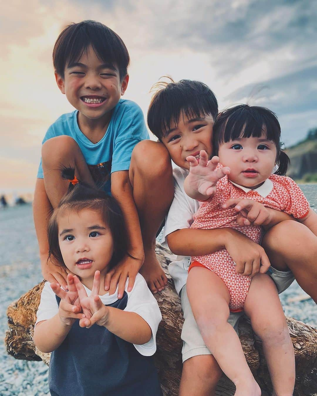 齋藤美波さんのインスタグラム写真 - (齋藤美波Instagram)「🌈🌈🌈 いつかの海で遊んだ日🪵 ・ 子供4人の写真って なかなかないのよ🥺‼️ ・ ・ 今だに自分から4人が生まれてきた事が 信じられないでいます  笑 ・ 下2人に関しては妊娠発覚してから、 妊婦期間を堪能する間もなく 怒涛の2年半を過ごしてるから今だに実感ない時ある😂 ・ 車も普通のファミリカーに乗ってるんだけど 乗車員ほぼfullで（笑） バックミラー見るとバスの運転手になった気分になる😂爆 ・ これ 子沢山母ちゃんあるあるかな？爆 共感できる人いる？😂 ・ ・ 上2人で2歳差育児した事あるけど 年子育児はすごい😇 W抱っこは当たり前で 私の背中の筋肉と肩周りが どんどんゴツくなって ハルクみたいになってきたよ😇💪🏾 ・ でもそれもいつか 思い出になるんだろうなぁ〜 って思うと全然苦じゃないよねぇ。 もう少し落ち着いたら自分の体に 労る時間を増やしていきたいなぁ〜 ・ ・ 去年落ちるとこまで落ちて (ホルモンのせい←) 今年は思う事がたーくさんあって 色々思考も視点も変わり 小さな幸せを見つけて 感謝する事を意識してるんだ！ ・ ・ さんまさんの 『生きてるだけで丸儲け』 ・ この言葉が最近とても好き。 欲に負けず、身の丈にあった生活を していきたい♡ と思う。 ・ ・ 子供達の記録を沢山残していきたいのに 投稿が追いつかない😇 完全自己満なpostだけどね。笑 ・ 少しずつアップしていこう！ ・ ・ ・ #育児日記 #育児記録#子育てママ  #4人兄妹#男の子兄弟#女の子姉妹#生きてることが幸せ#生きてるだけで丸儲け#4人の母ちゃん#パワフル母ちゃん#アクティブ母ちゃん #7歳#5歳#2歳#10ヶ月 #happy#family#brothers#sister#4kids」11月9日 20時03分 - saito373minami