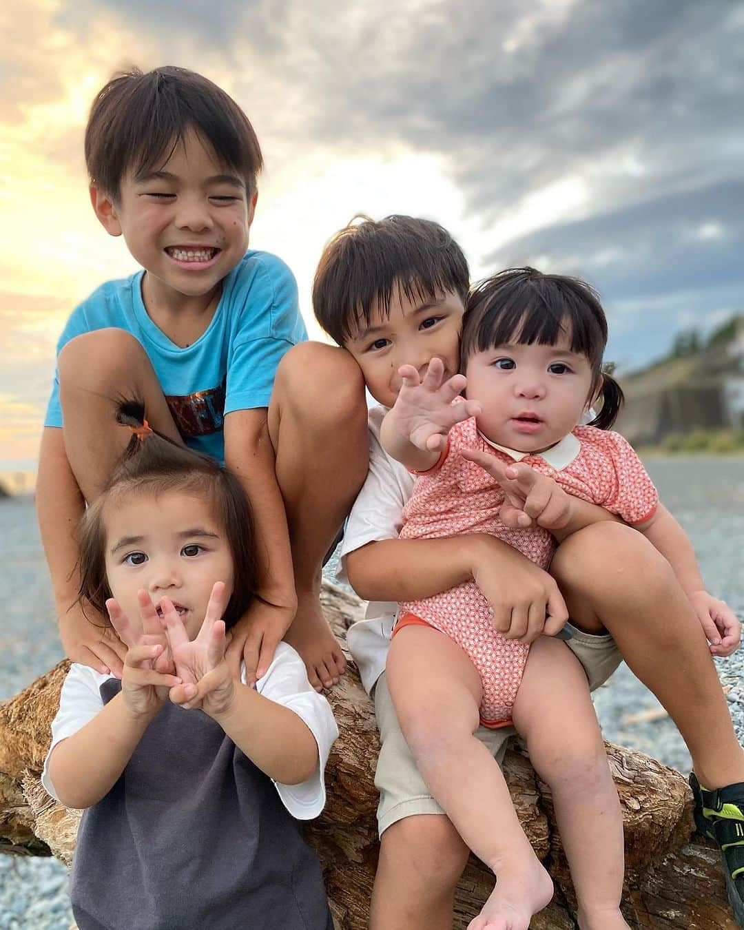 齋藤美波さんのインスタグラム写真 - (齋藤美波Instagram)「🌈🌈🌈 いつかの海で遊んだ日🪵 ・ 子供4人の写真って なかなかないのよ🥺‼️ ・ ・ 今だに自分から4人が生まれてきた事が 信じられないでいます  笑 ・ 下2人に関しては妊娠発覚してから、 妊婦期間を堪能する間もなく 怒涛の2年半を過ごしてるから今だに実感ない時ある😂 ・ 車も普通のファミリカーに乗ってるんだけど 乗車員ほぼfullで（笑） バックミラー見るとバスの運転手になった気分になる😂爆 ・ これ 子沢山母ちゃんあるあるかな？爆 共感できる人いる？😂 ・ ・ 上2人で2歳差育児した事あるけど 年子育児はすごい😇 W抱っこは当たり前で 私の背中の筋肉と肩周りが どんどんゴツくなって ハルクみたいになってきたよ😇💪🏾 ・ でもそれもいつか 思い出になるんだろうなぁ〜 って思うと全然苦じゃないよねぇ。 もう少し落ち着いたら自分の体に 労る時間を増やしていきたいなぁ〜 ・ ・ 去年落ちるとこまで落ちて (ホルモンのせい←) 今年は思う事がたーくさんあって 色々思考も視点も変わり 小さな幸せを見つけて 感謝する事を意識してるんだ！ ・ ・ さんまさんの 『生きてるだけで丸儲け』 ・ この言葉が最近とても好き。 欲に負けず、身の丈にあった生活を していきたい♡ と思う。 ・ ・ 子供達の記録を沢山残していきたいのに 投稿が追いつかない😇 完全自己満なpostだけどね。笑 ・ 少しずつアップしていこう！ ・ ・ ・ #育児日記 #育児記録#子育てママ  #4人兄妹#男の子兄弟#女の子姉妹#生きてることが幸せ#生きてるだけで丸儲け#4人の母ちゃん#パワフル母ちゃん#アクティブ母ちゃん #7歳#5歳#2歳#10ヶ月 #happy#family#brothers#sister#4kids」11月9日 20時03分 - saito373minami