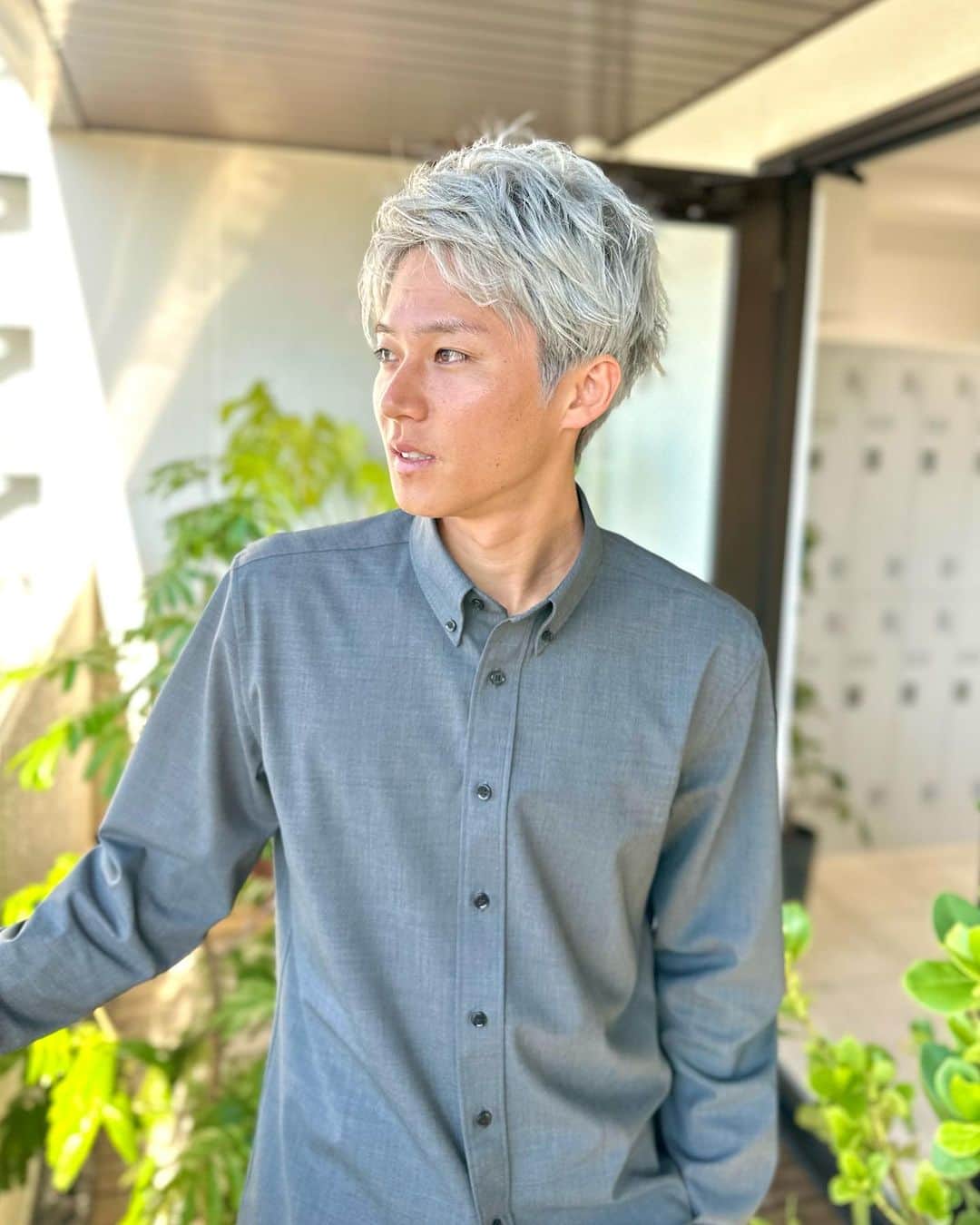 三津家貴也のインスタグラム：「. 前髪あげてみました。 昨日ストーリー好評だったので投稿に残しておきます！！！ たくさんコメント待ってるねー☺️✨ #ヘアカット #ヘアカラー #シルバー #Theglobes #表参道 #原宿」