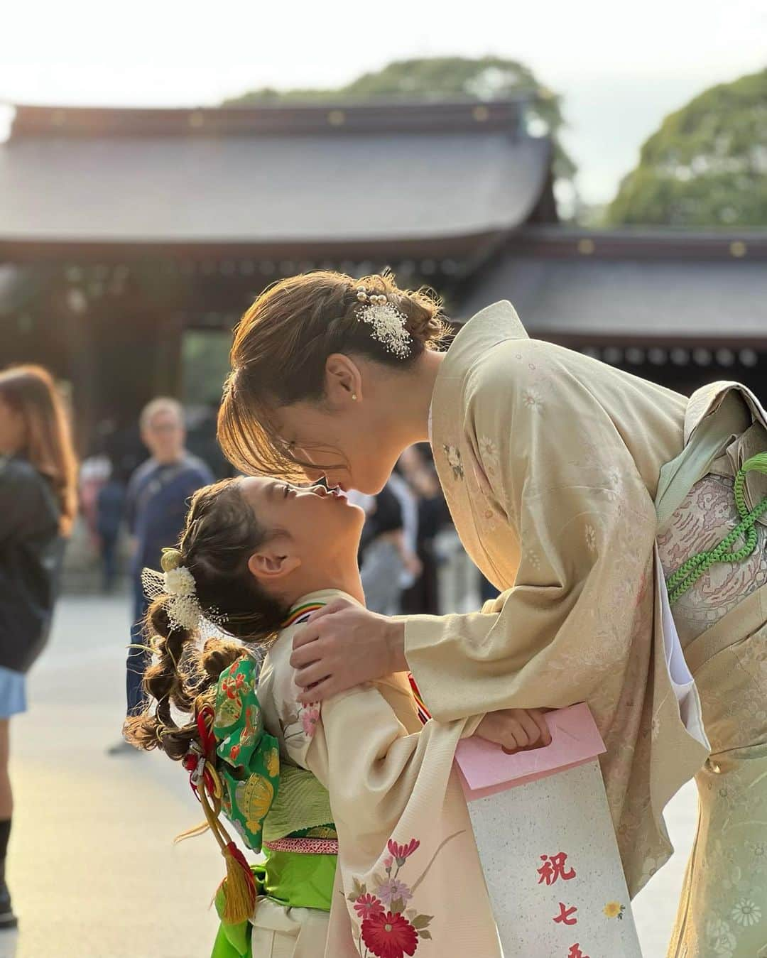 芹澤明日香さんのインスタグラム写真 - (芹澤明日香Instagram)「. あなたはみんなに幸せをくれてるよね😌 あなたの笑顔が幸せそのもの♡ いつもあなたといれるママは1番の幸せ者♡  でも、幸せにしてくれている部分よりも あなたがその何倍も幸せになりますように♡*ﾟ¨ﾟﾟ  あなたのママになれて本当によかった💓 今と変わらず人想いで優しく芯のある あなたのままでいてね😚  My precious daughter.  Ilove you♡*ﾟ¨ﾟﾟ  #七五三 #七五三ママ #七五三7歳 #七五三ヘア #七五三写真 #七五三着物 #明治神宮 #仲良し親子 #753 #七五三お参り #しちごさん #shichigosan #七五三ヘアアレンジ #七五三ママコーデ #7歳女の子 #七五三髪飾り #ファミリーフォト #愛娘 #mydaughter」11月9日 20時04分 - 1219asuka