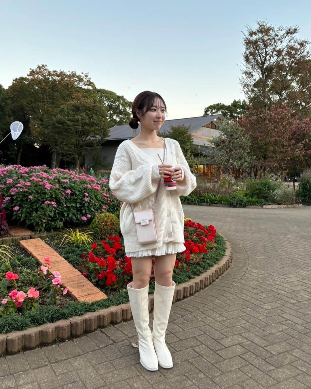 one after another NICECLAUPさんのインスタグラム写真 - (one after another NICECLAUPInstagram)「旅行デートコーデ💓 ⁡ ⁡ ミニのキャミワンピとカーディガンがセットのアイテム！ 首元はすっきりしていて大人見え♡ ⁡ ⁡ ⁡ カーディガンは前を開けて着ることもできるので お泊まりで1日目と2日目で雰囲気を変えられる👶🏻 ⁡ 下にハイネックを重ねてもおしゃれ！ ⁡ ⁡ ぜひ冬はロングブーツを合わせて あざと可愛く彼ウケも抜群💓 ⁡ ⁡ ⁡ 11/10 fri 21:00〜公式通販サイトで予約スタート💐 ⁡ カーディガンミニワンピ  #0132090440 ⁡ #niceclaup #ナイスクラップ #デートコーデ #彼ウケ #クリスマス #クリスマスデート  #大人コーデ #大人可愛い#大人フェミニン #チュニック#チュニックコーデ #トレンドコーデ #大人可愛いコーデ#高見え #高見えコーデ」11月9日 20時04分 - niceclaup_official_