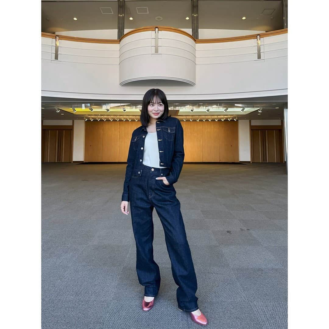 莉子のインスタグラム：「本日、ベストジーニスト次世代部門に選んでいただきました！👖  まさか、ベストジーニスト賞をいただく日がくるとは、、！ 私服でも愛用しているデニム、色が薄れてきたり、ダメージが増えてきたり、、。履いている人によって柔軟に変化していく、味が出ていく、そんなデニムが大好きなのでとても嬉しかったです。😌  次世代部門という言葉の重みと、いただいた盾の重みをありがたく受け取り、この章の名に恥じぬよう邁進してまいります。  本日は本当にありがとうございました！  今後も素敵なデニムと出会えますように、👖♥️  （記念すべき日なので、沢山写真共有させてくださ、、い、）」