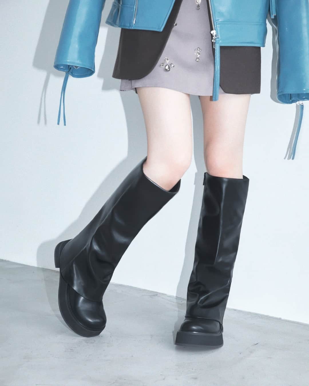 CHARLES & KEITH JAPAN CHARLES & KEITHのインスタグラム：「⁠【WINTER 2023 with @kanakomomota_official】⁠ 2000年代のファッションを彷彿とさせる、大きく折り返したようなデザインのコーヴ プラットフォームロングブーツは周りと差がつく一足。⁠ ⁠ Cove コーヴ プラットフォームロングブーツ ⁠ (Article No. CK1-90580184)⁠ ⁠ #CharlesKeithFW23⁠ #チャールズアドキース⁠ @nylonjapan⁠ ⁠ MODEL: KANAKO MOMOTA​⁠ PHOTOGRAPHY: SHOTARO YAMAGOE​⁠ STYLING: HIROMI NAKAMOTO(SIGNO)​⁠ HAIR&MAKEUP: HITOMI MATSUNO​」